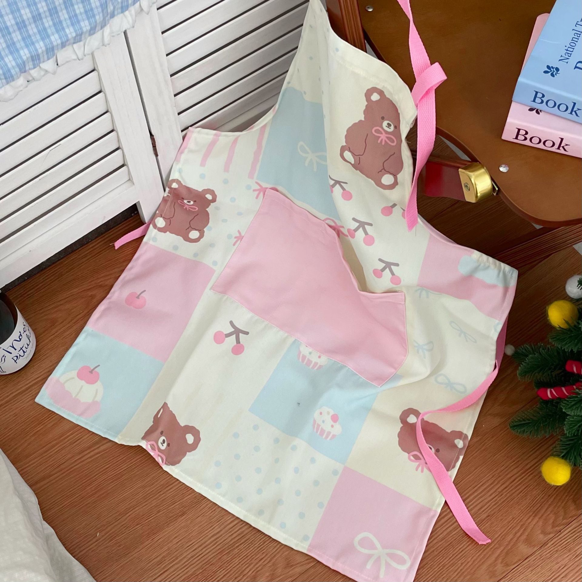 The ins cartoon cute kitchen apron with a lace-up design is waterproof and dirt-proof for cooking and home use. It's a beautiful work uniform Specification drawing
