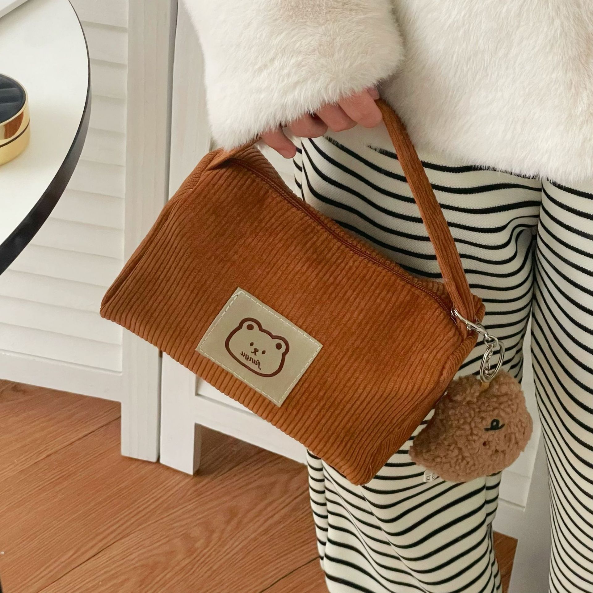 Cartoon Bear hand-held makeup bag for women, 2025 new portable cosmetics storage bag, toiletry bag, three-dimensional handbag full figure
