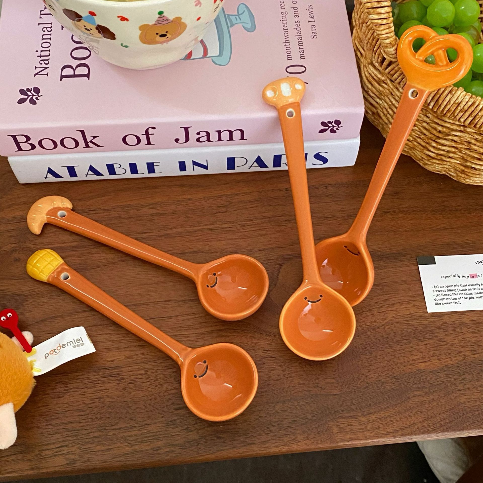 ins three-dimensional bread ceramic spoon, high appearance level, home cartoon cute spoon, small soup spoon, rice spoon Application Scenario