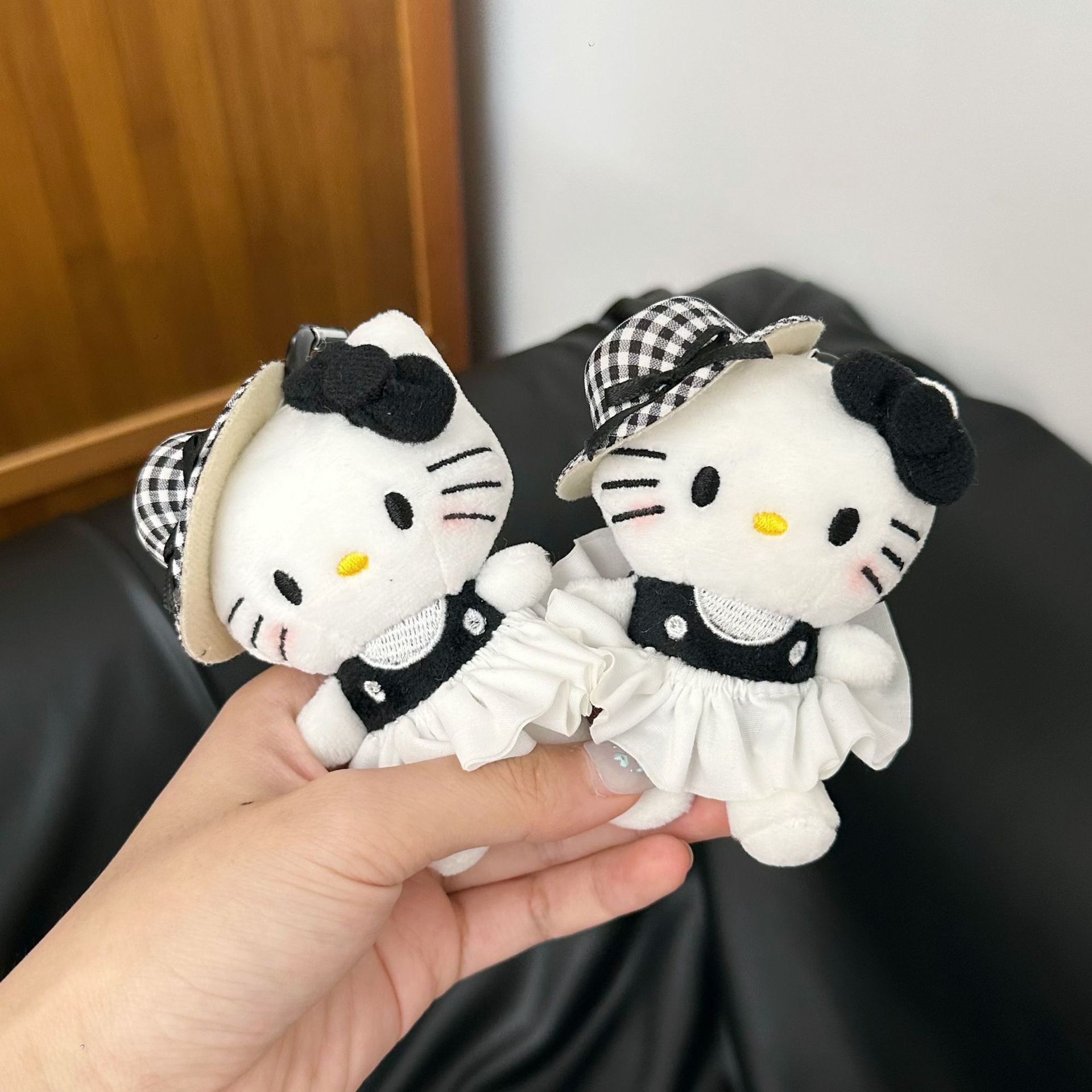 Hepburn-style hat, cat pendant, women's creative bag pendant, high-end plush toy decoration, keychain pendant Specification drawing