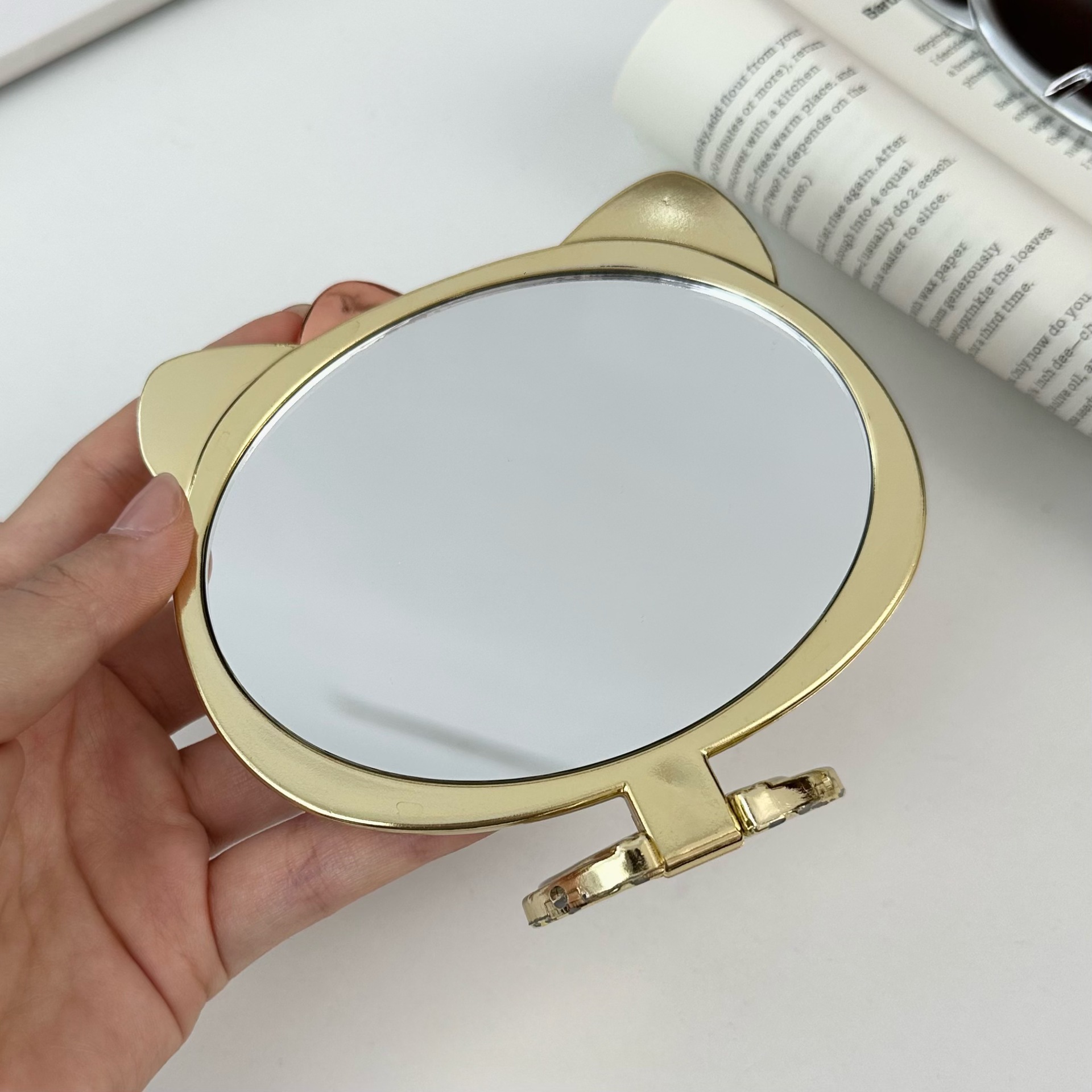 Three-dimensional folding handheld portable mirror, cartoon cat makeup mirror, portable touch-up mirror, mini mirror for student dormitories Application Scenario