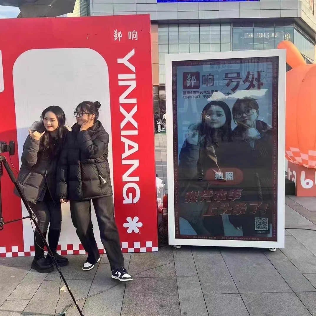 AI interactive holographic virtual human replication display cabinet, transparent screen machine for copying human figures, 3d digital creative human body photography Application Scenario