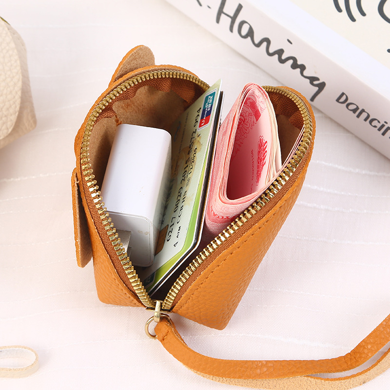 Mini Korean coin purse for women, cute and stylish in an ins style, with a high-end feel. It's small and portable with a zipper and can be carried by hand for storage Application Scenario