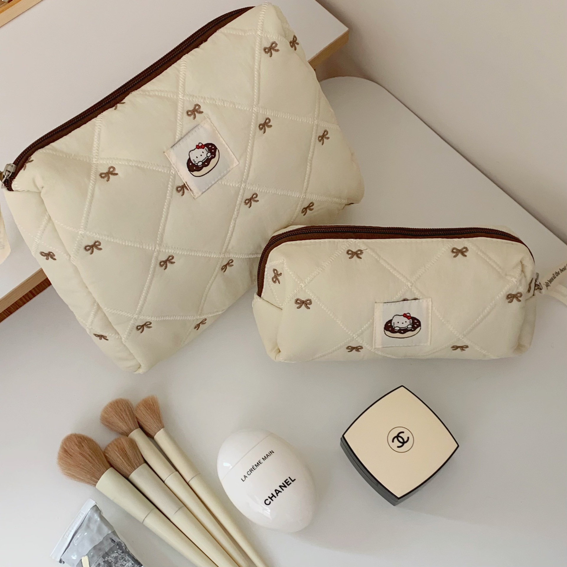 Milk tea doughnut cosmetic bag for Women 2025 New high appearance level portable large-capacity cosmetic storage bag handbag Specification drawing