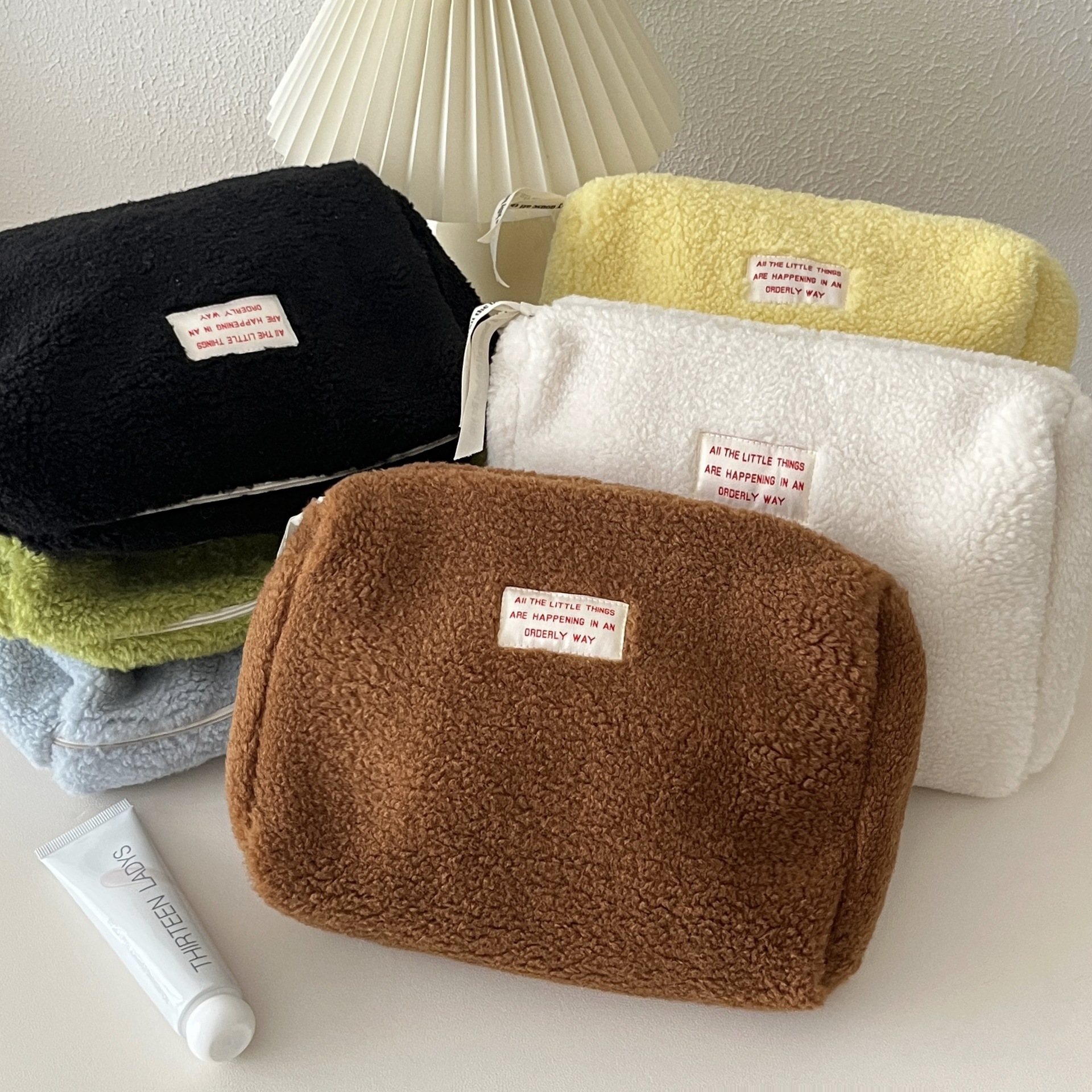 The new lambskin cosmetic bag features an ins style, a girlish heart, a high level of appearance, a large-capacity portable travel storage bag and a clutch Application Scenario