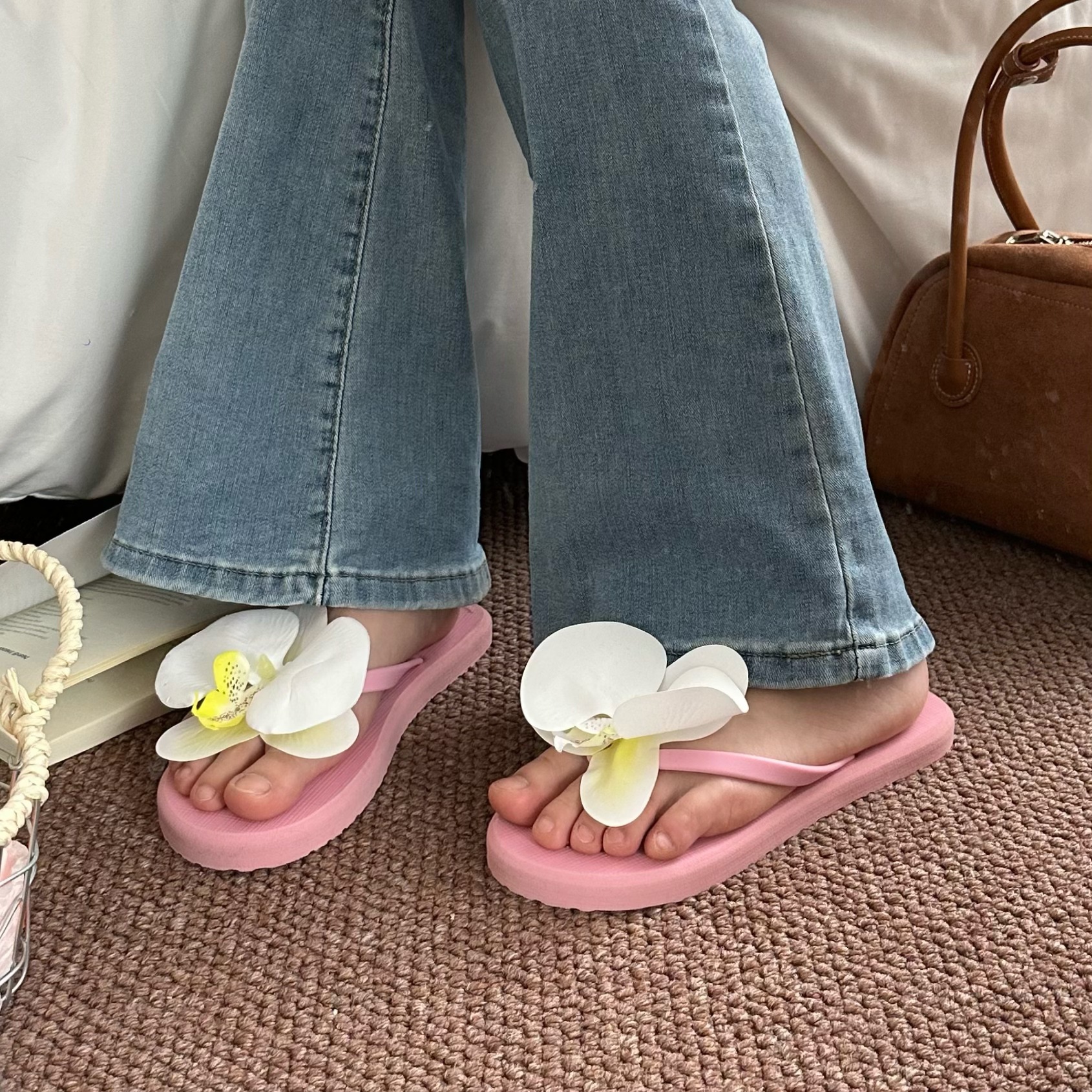 Summer Phalaenopsis flip-flops for women, sweet vacation style, beach cool slippers, flip-flops, and flat shoes for outerwear Application Scenario