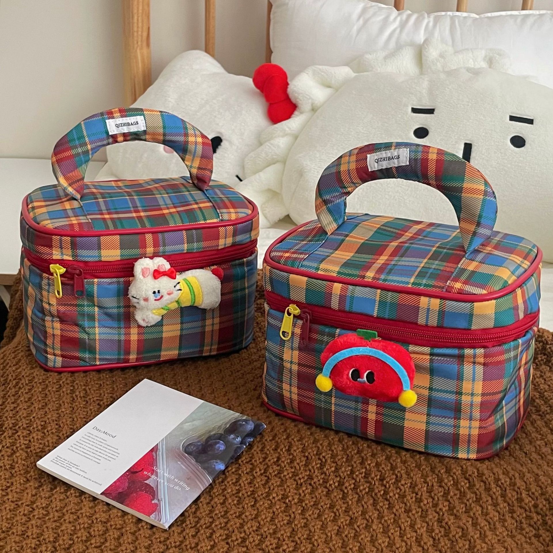 Cute checkered makeup bag for women, large-capacity portable travel bag with separate compartments for lipstick and cosmetics storage full figure