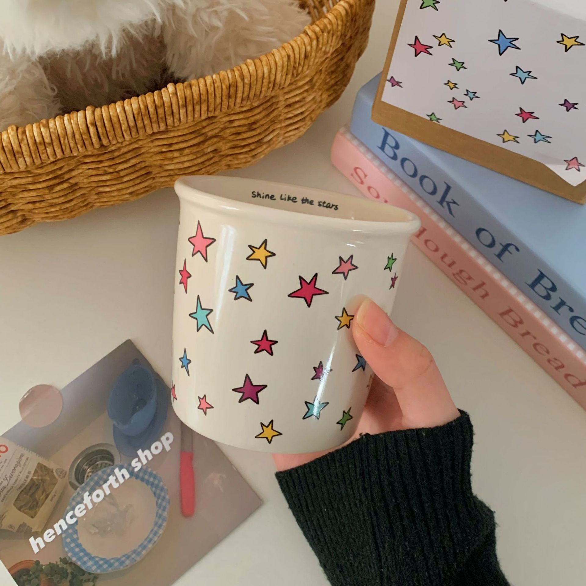 Colorful star-shaped ceramic cups, mugs, ins paper cups, cute-shaped hand-held cups, coffee cups as gifts, water cups Application Scenario