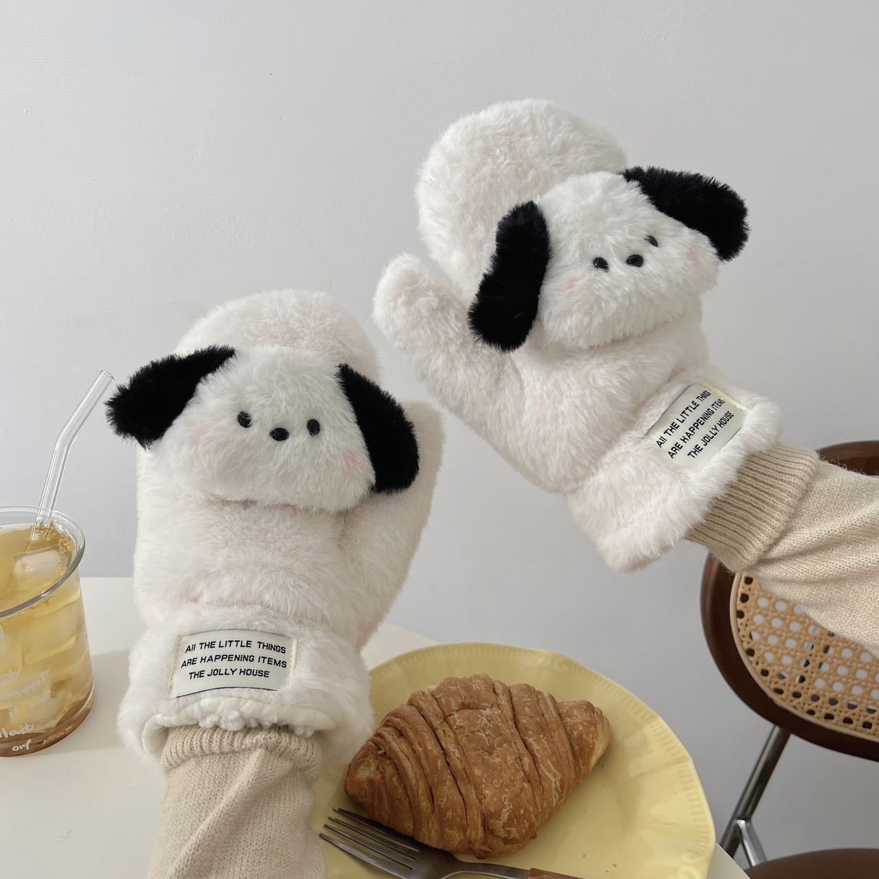Pacha dog plush gloves in ins style, thickened for winter warmth, student cycling, cold-proof and windproof gloves that can be hung around the neck Application Scenario