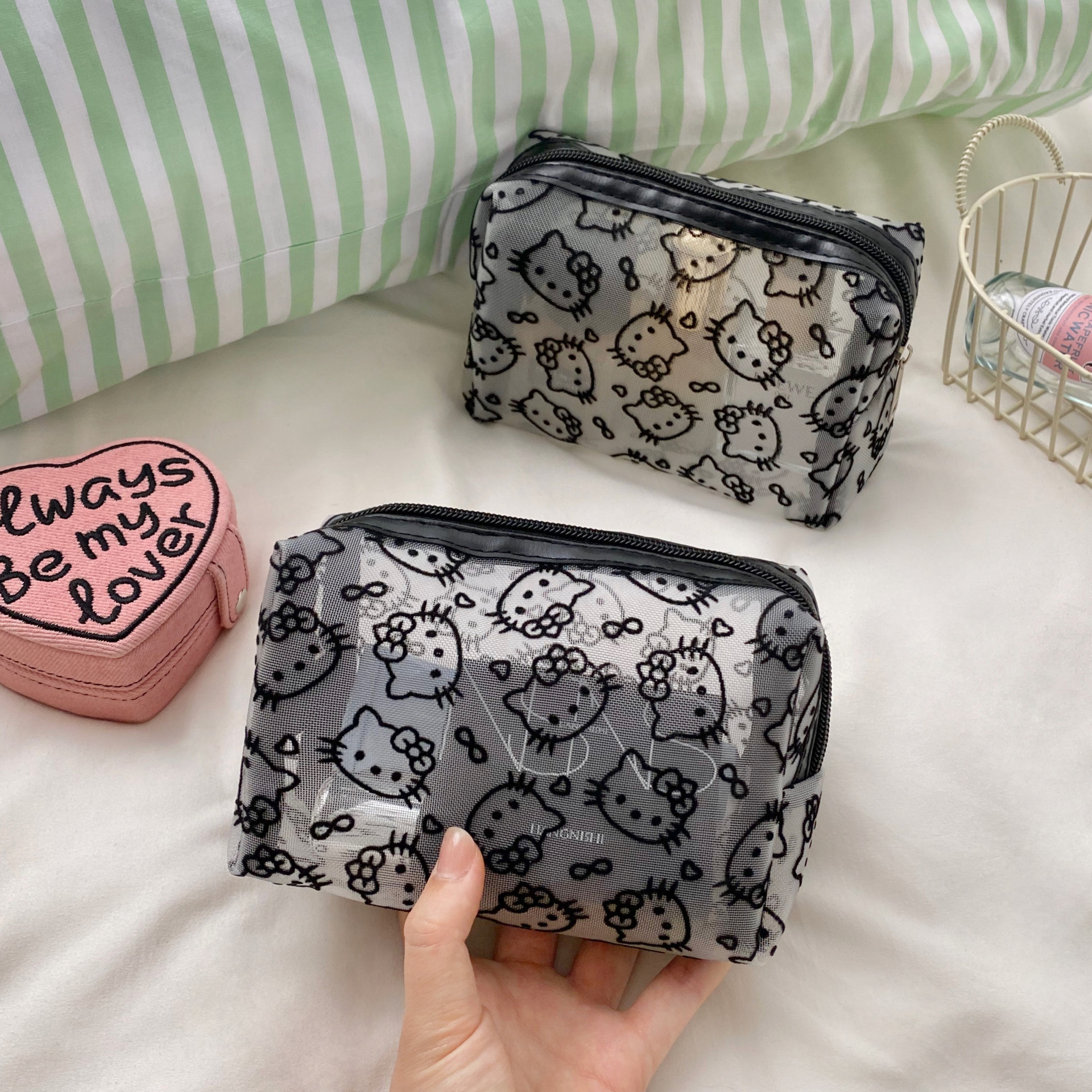 Cute black mesh cat storage bag, makeup bag, portable large-capacity storage bag for women, hand-held touch-up bag, dirt-resistant full figure