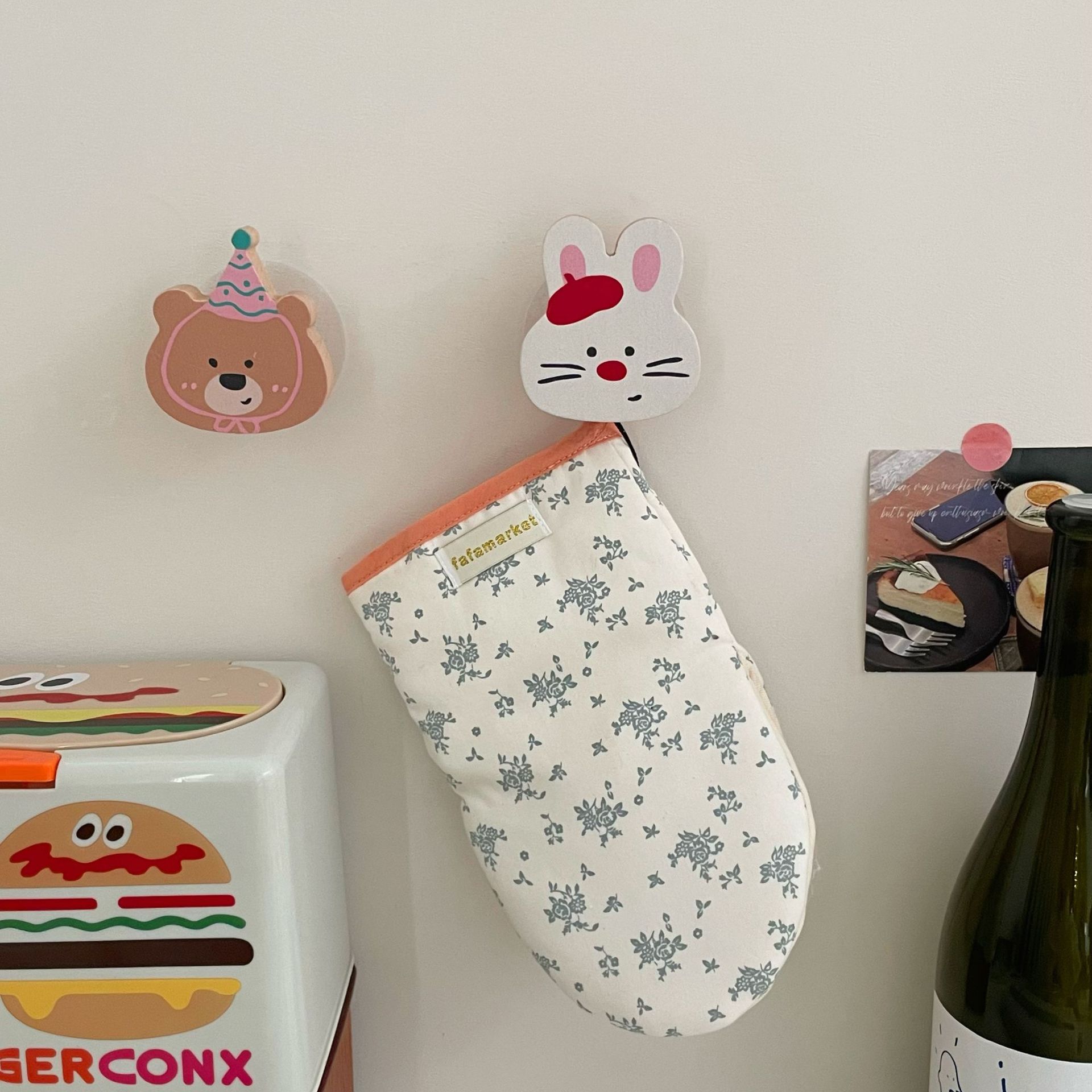 Cute cartoon beech wood wooden hook animal series for storing sundries, a heartwarming decoration for dormitory girls Application Scenario