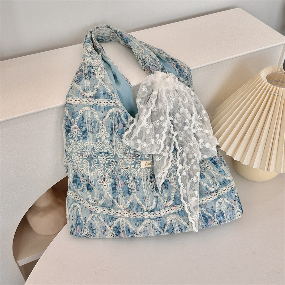 49183 Korean-style lace shoulder bag with a girlish heart, versatile commuting underarm bag, large-capacity canvas bag for female students Application Scenario