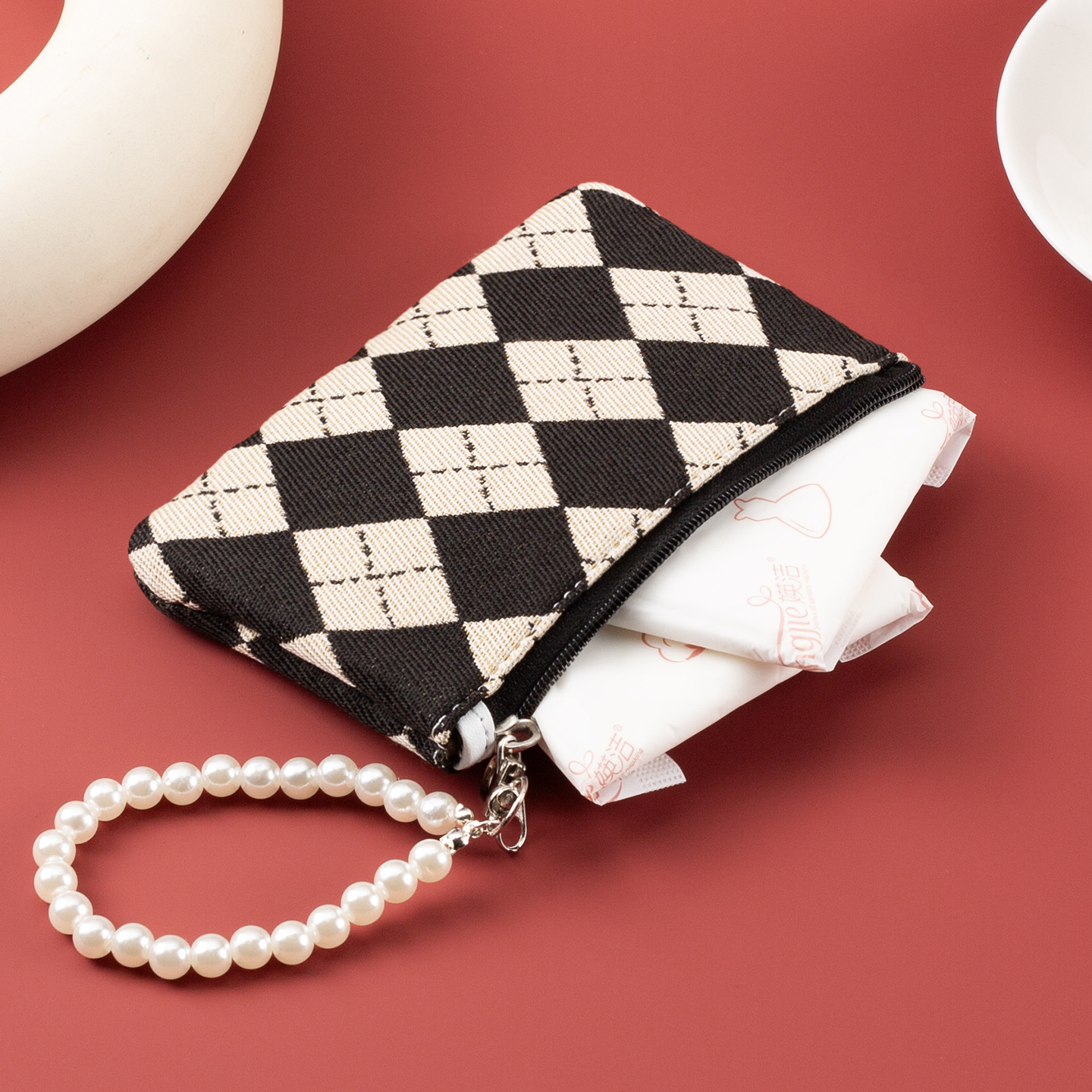 The new diamond-shaped zipper coin purse from Ailun is a large-capacity, multi-functional wallet with a high-end feel for women. It's a Korean version details Picture