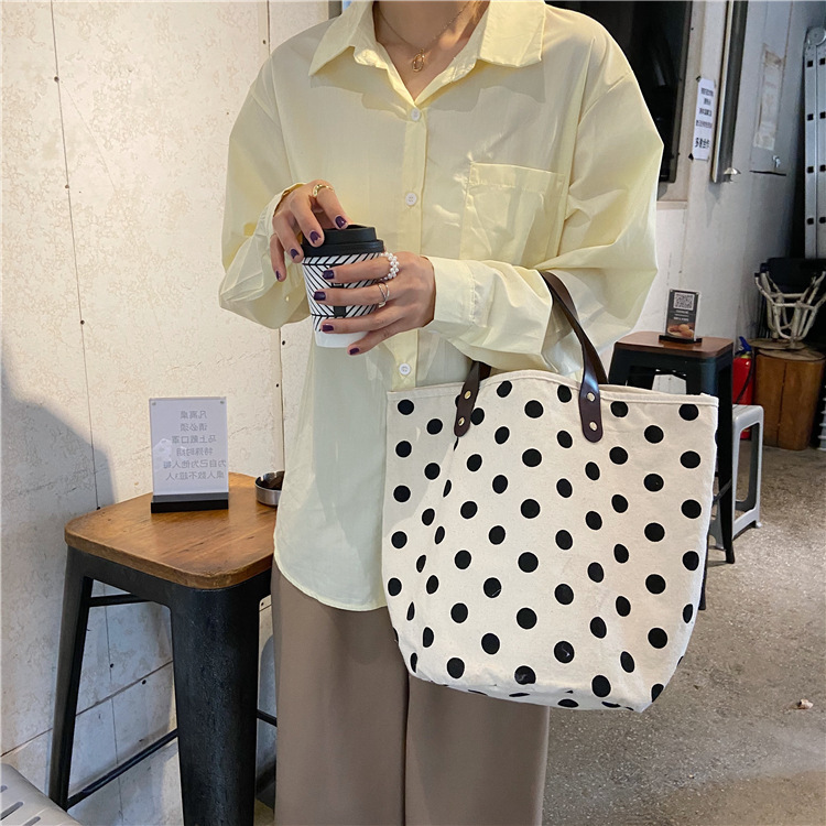 0542 ins French retro polka dot hand-held canvas bag, lunch box, hand-held bucket bag for women Application Scenario
