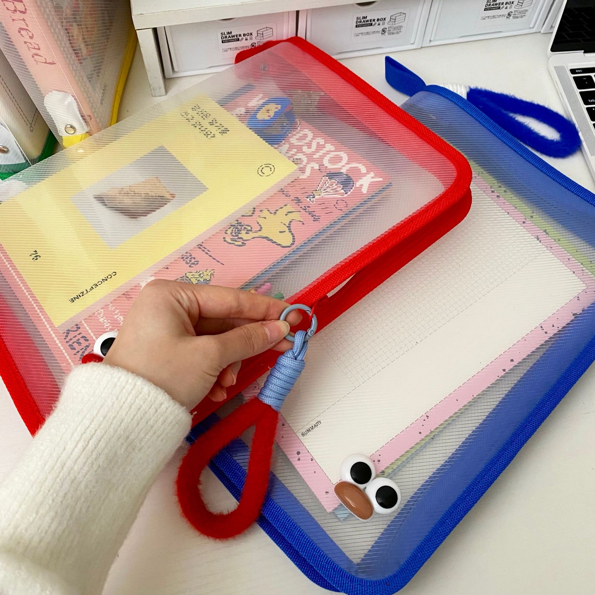 All grade students' A4 file bag, transparent large-capacity zipper handbag, textbook, test paper, miscellaneous storage, file bag Application Scenario