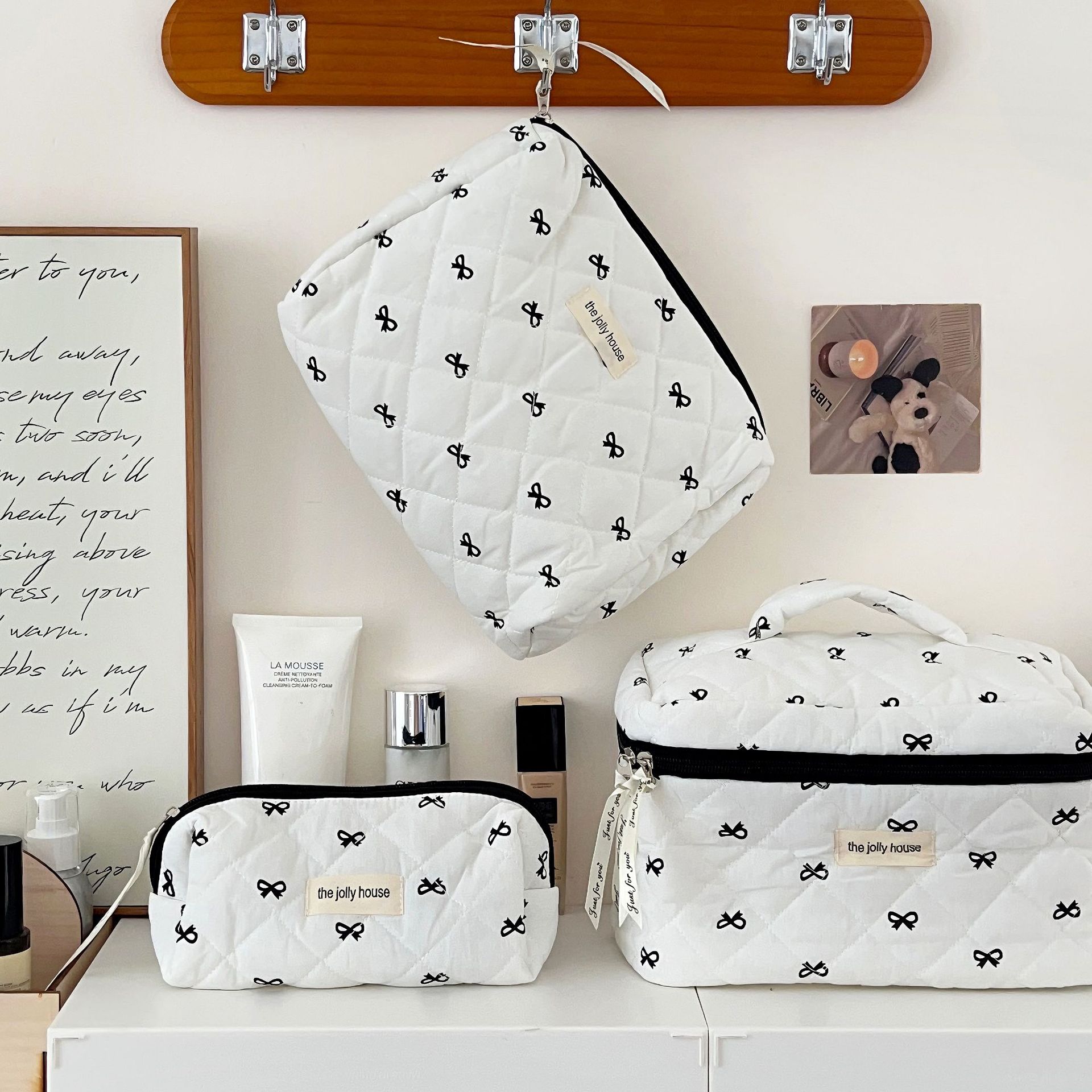 ins Black bow makeup bag for women, portable large-capacity travel cosmetics, hand-held toiletry and storage bag details Picture