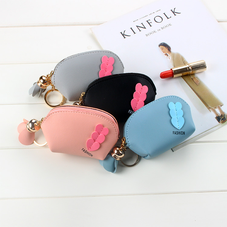 A Korean Instagram minimalist, mini and cute lady is holding a coin, multi-functional card case, pendant and coin purse details Picture