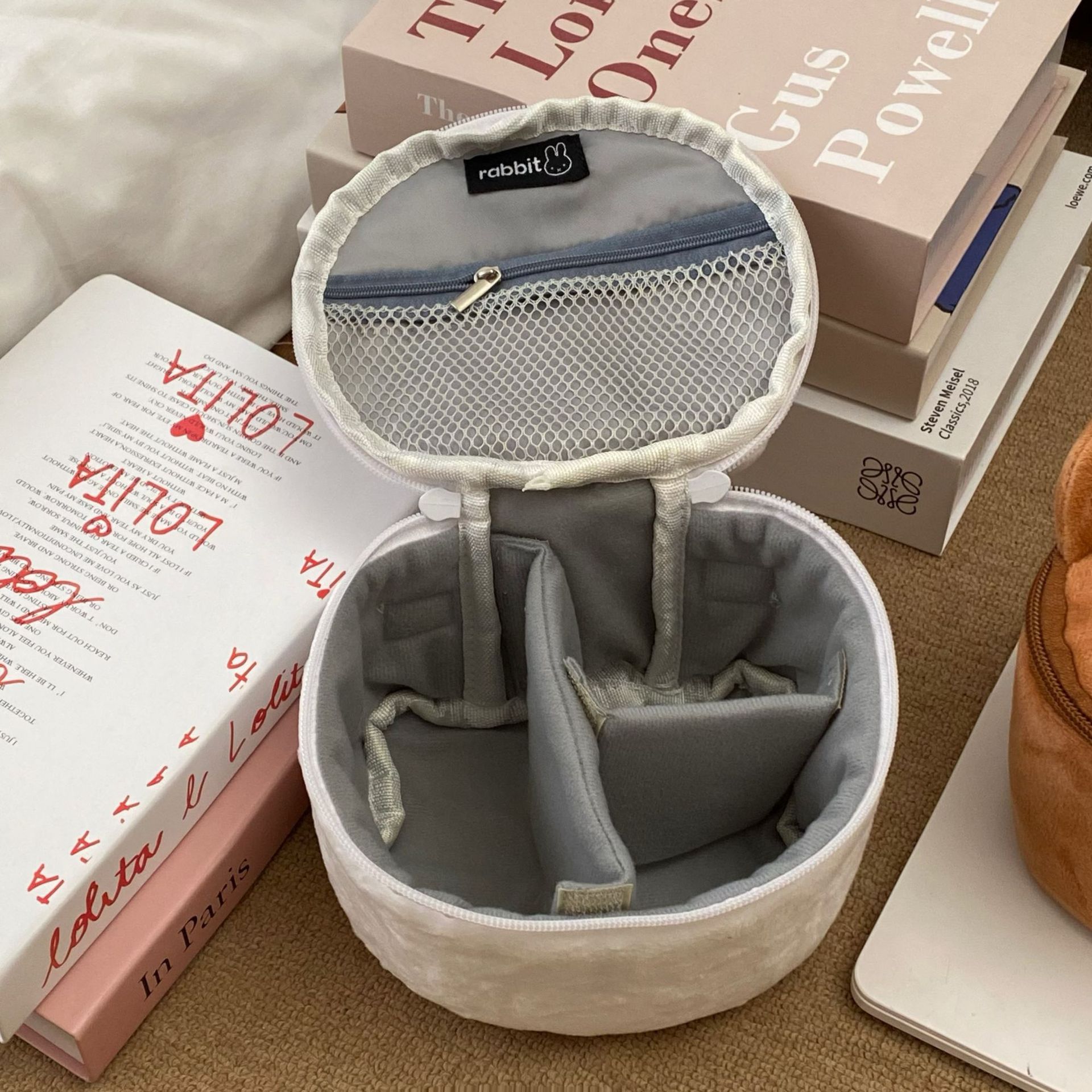 Japanese-style cute plush storage bag, a must-have for Instagram travel, large-capacity hand-held cosmetic bag, small miscellaneous bag storage bag Application Scenario