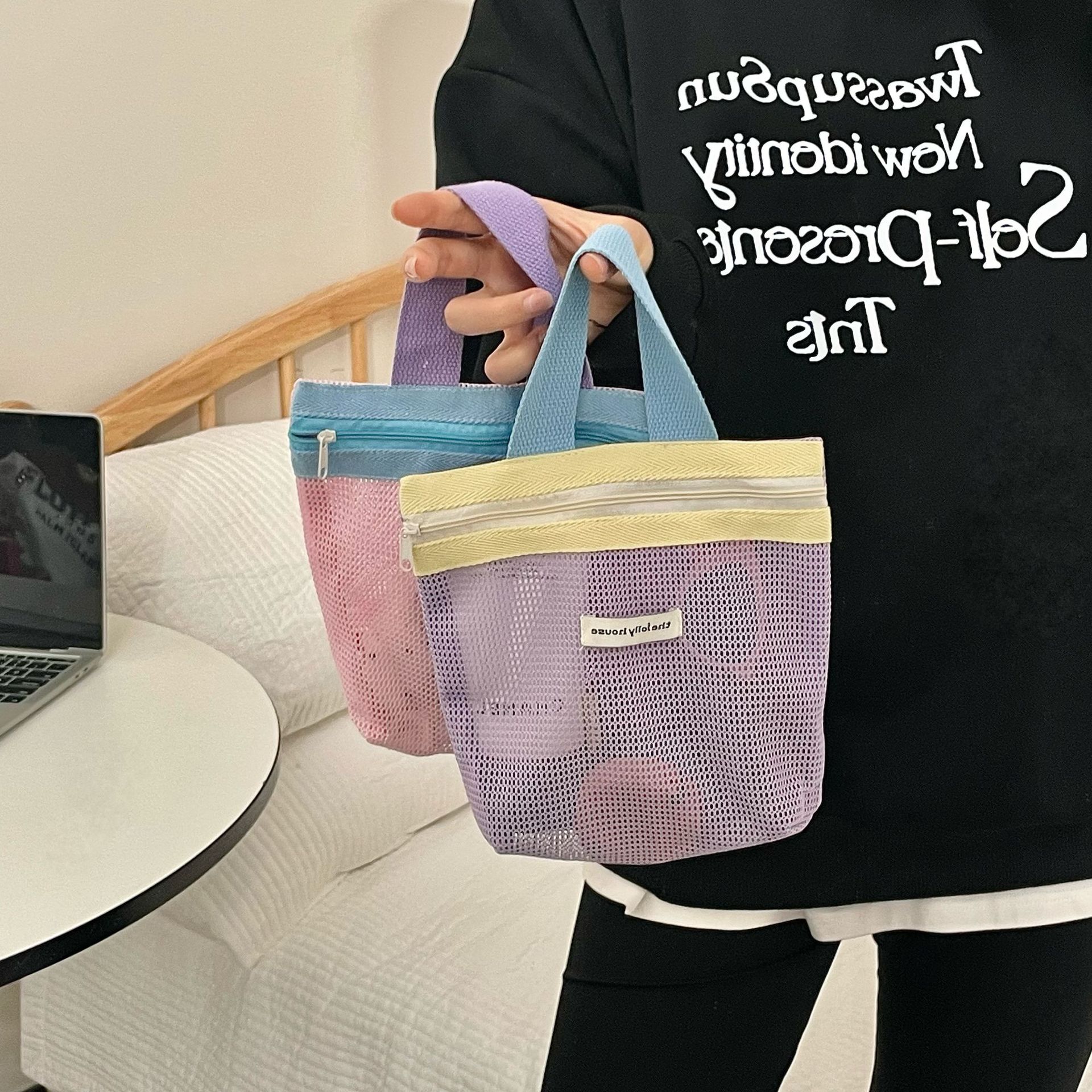 Dopamine mesh hand-held toiletry bag, summer makeup bag, portable breathable and water-draining storage bag for bathing, fitness and travel Application Scenario