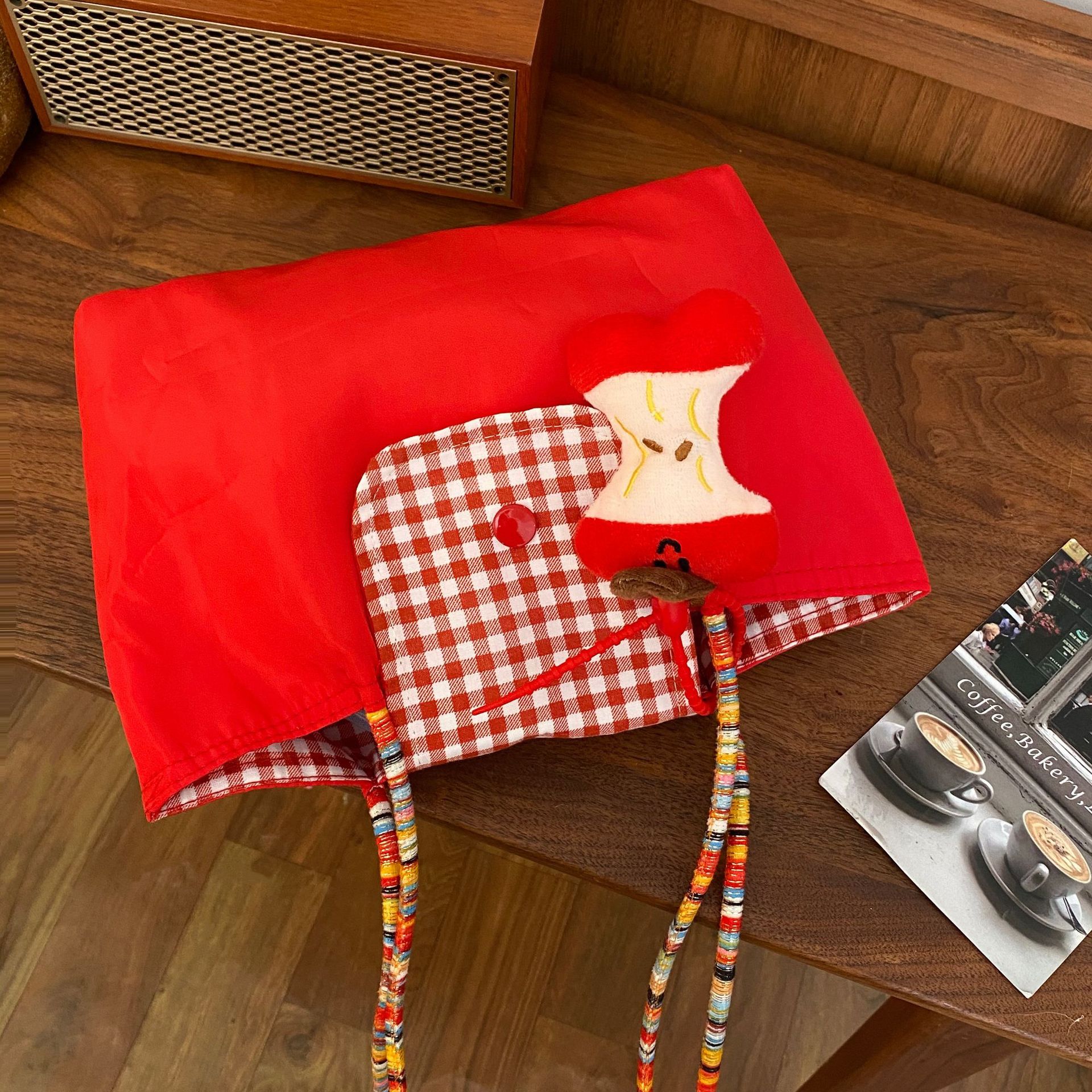 The 2025 new Red Checkered Tote bag features a large capacity and a laid-back Korean style. It is a simple handbag for commuting to work and going out Specification drawing