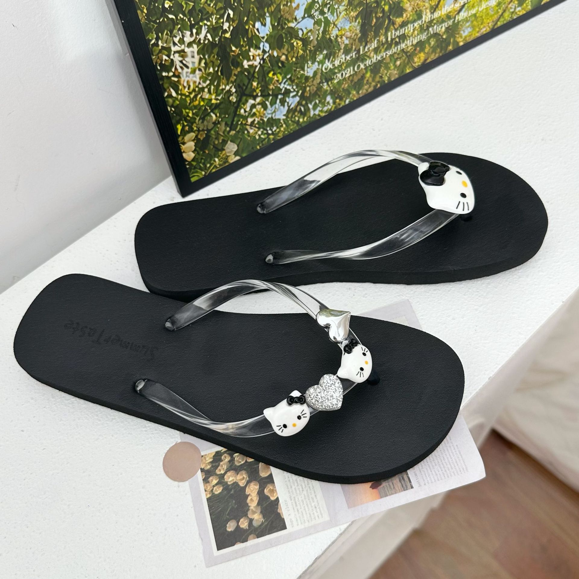 Simple silver heart-shaped cat-shaped flip-flops for women, soft soles, versatile flat slippers, beach cool slippers for summer outerwear full figure