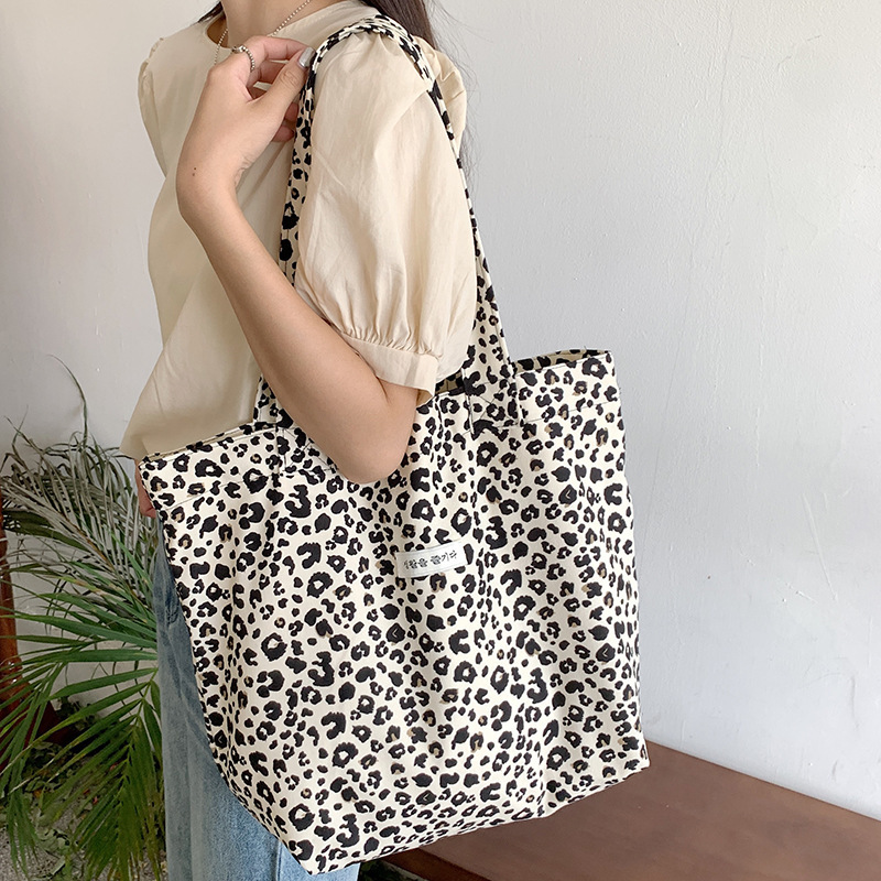 【 In Stock 】28101 Retro leopard Print canvas Bag for Girls, Large capacity casual hand-held shoulder bag for girls details Picture