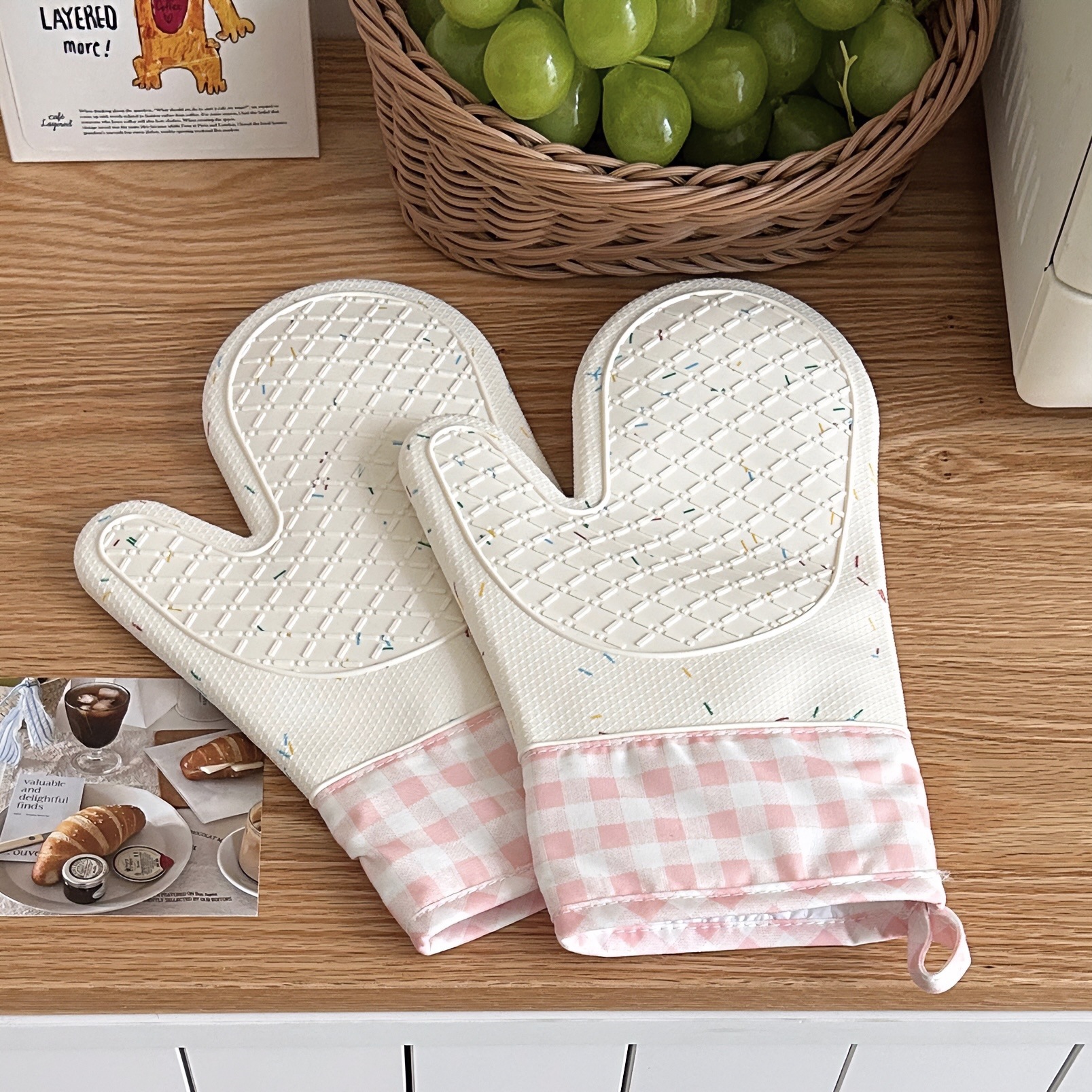 Heat-insulating and heat-resistant hand covers, oven gloves, kitchen thickened high-temperature resistant microwave baking tools, cute silicone gloves Item Picture