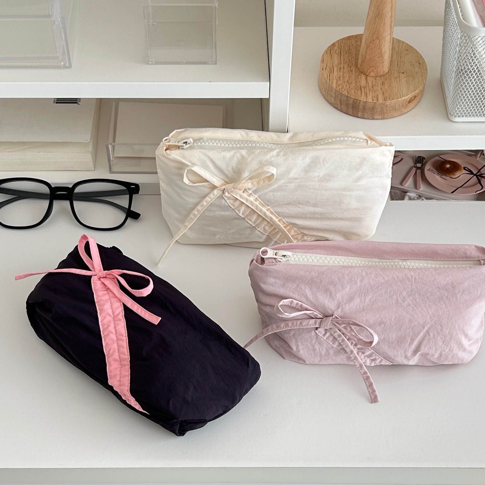 Cute bow pen case, high appearance level, ins niche large-capacity storage bag, pencil case, stationery storage bag for girls details Picture