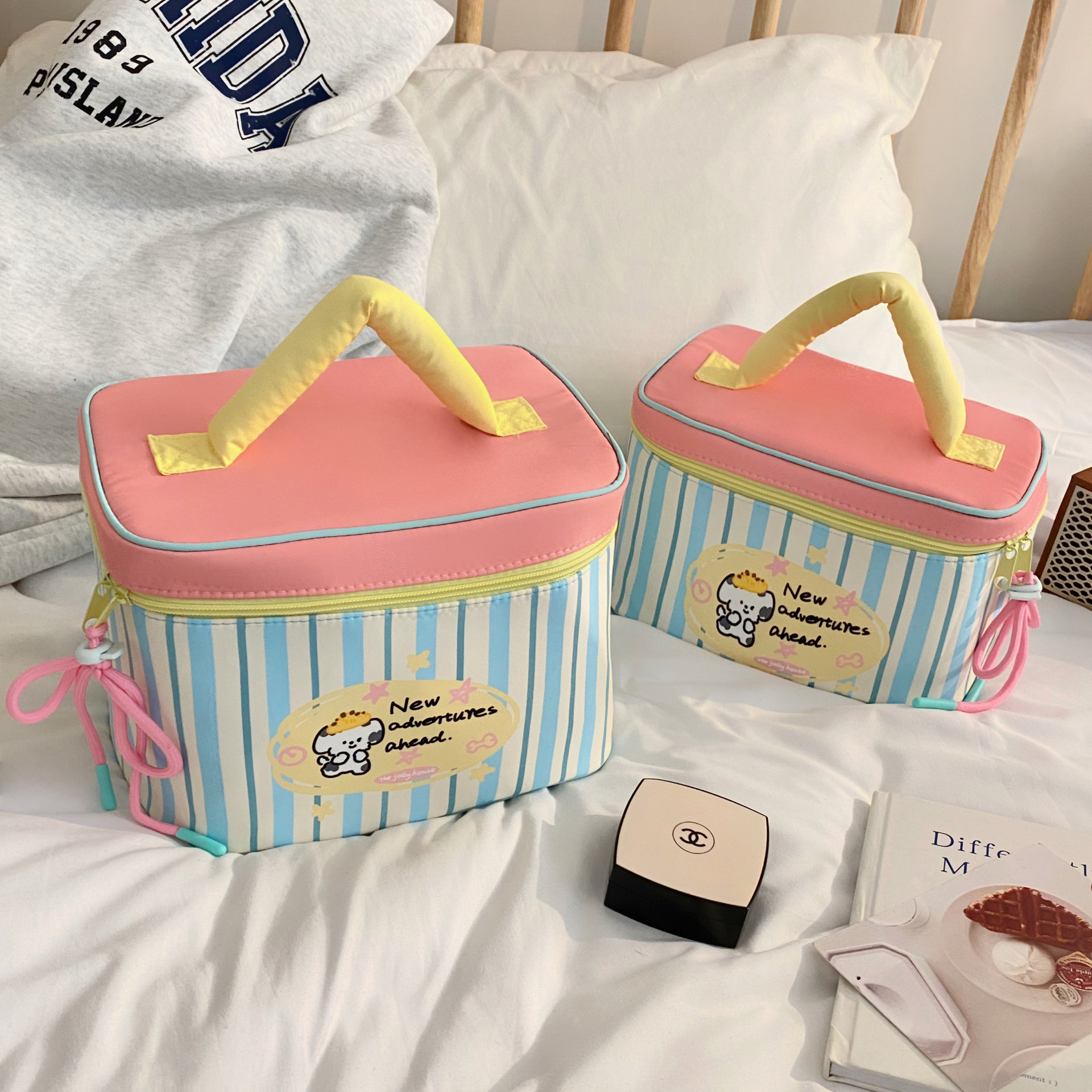 Original striped puppy makeup bag, women's large-capacity hand-held storage bag, portable travel skincare products and toiletries storage bag Specification drawing