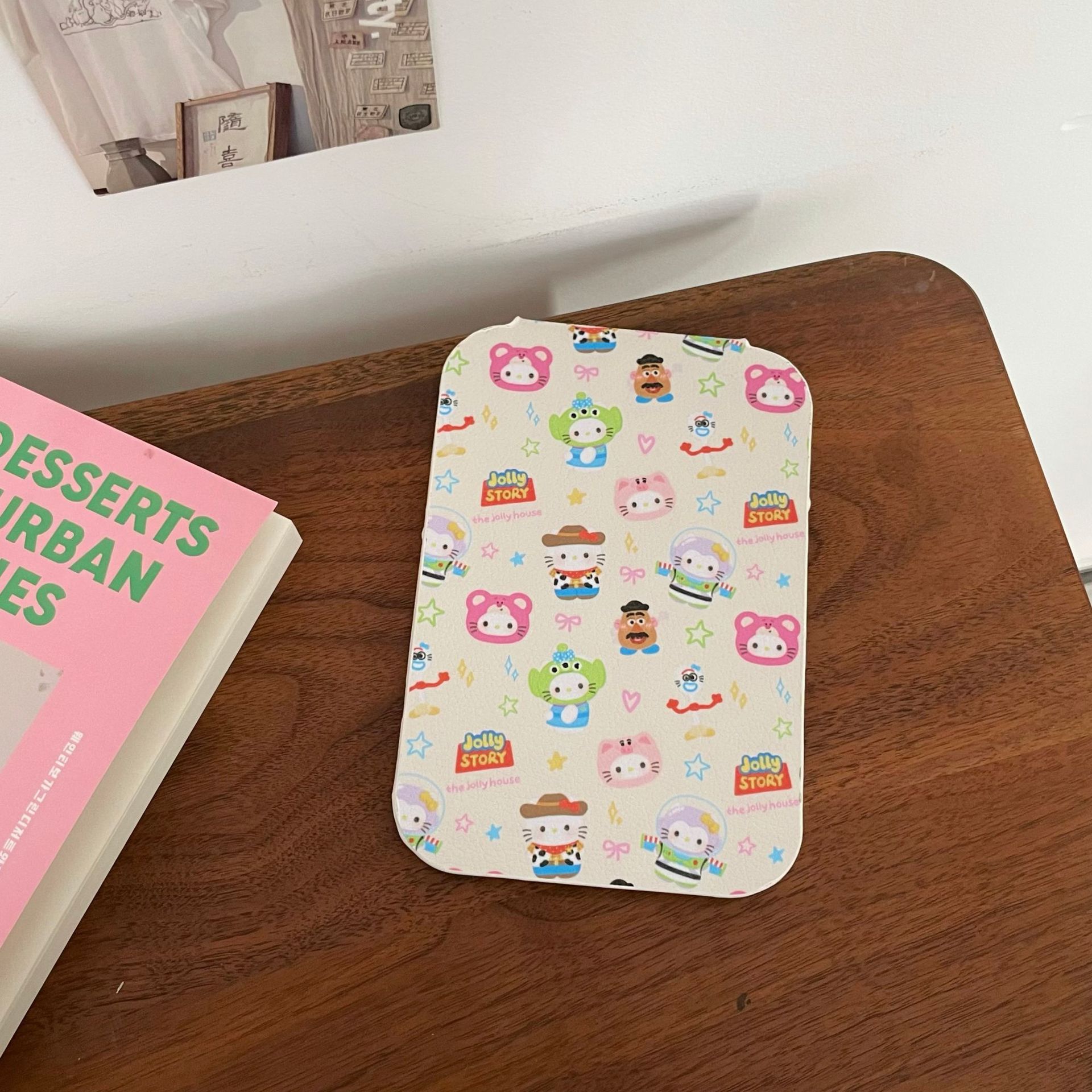 The jolly Mobilization Folding Mirror is a portable and portable small mirror for women, a desktop makeup mirror for home use, and a standing dressing mirror for women Application Scenario