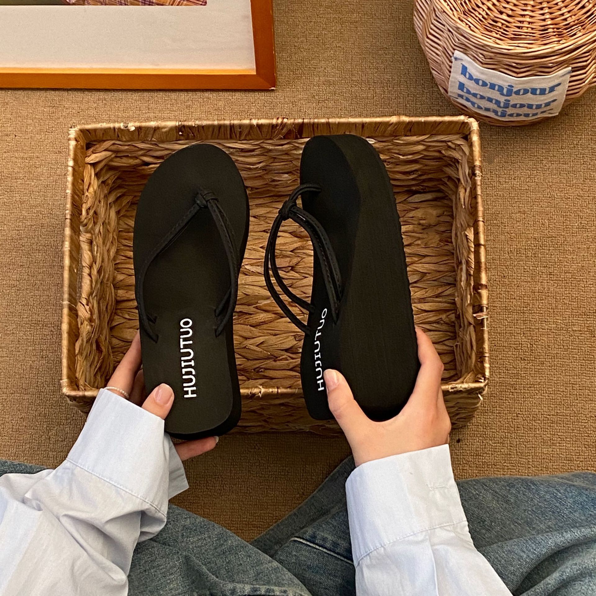 Thick-soled thin-band wedge flip-flops, simple outerwear women's cartoon sandals, EVA seaside anti-slip and anti-odor flip-flops Specification drawing