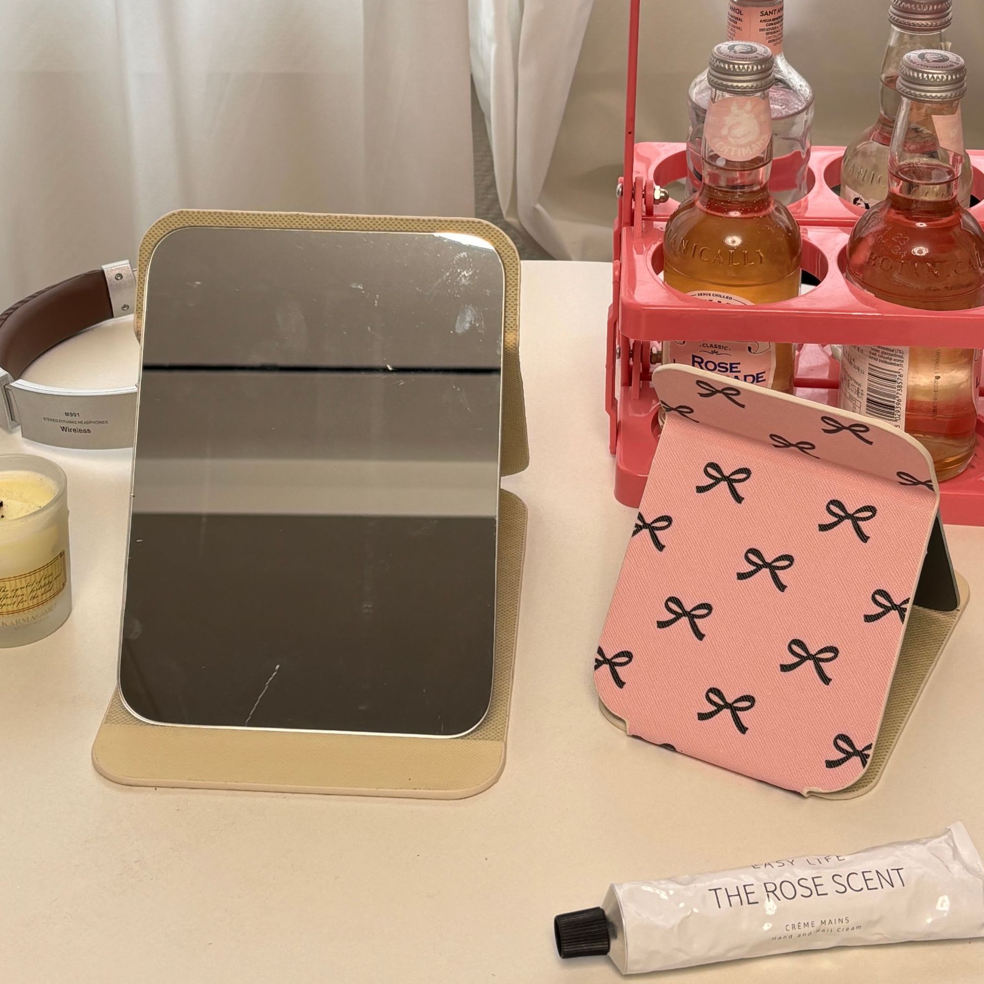 Sweet pink bow makeup mirror, portable small mirror, student dormitory desktop folding mirror table style dressing mirror details Picture