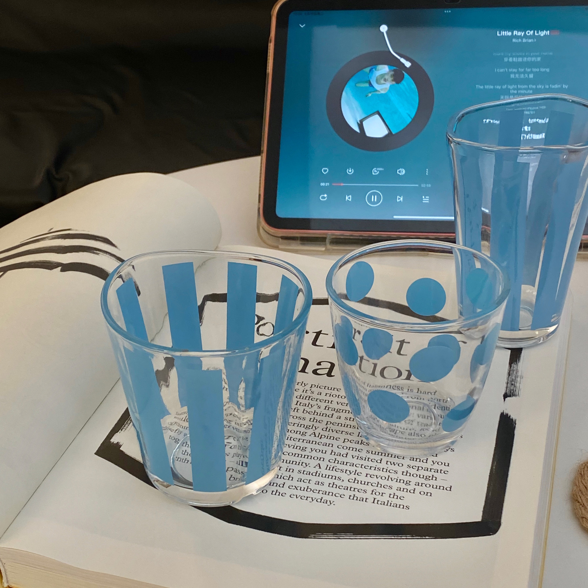 Self-made blue retro glass cups, striped water cups, creative juice cups, glass cups, irregular drinking cups, milk cups Application Scenario