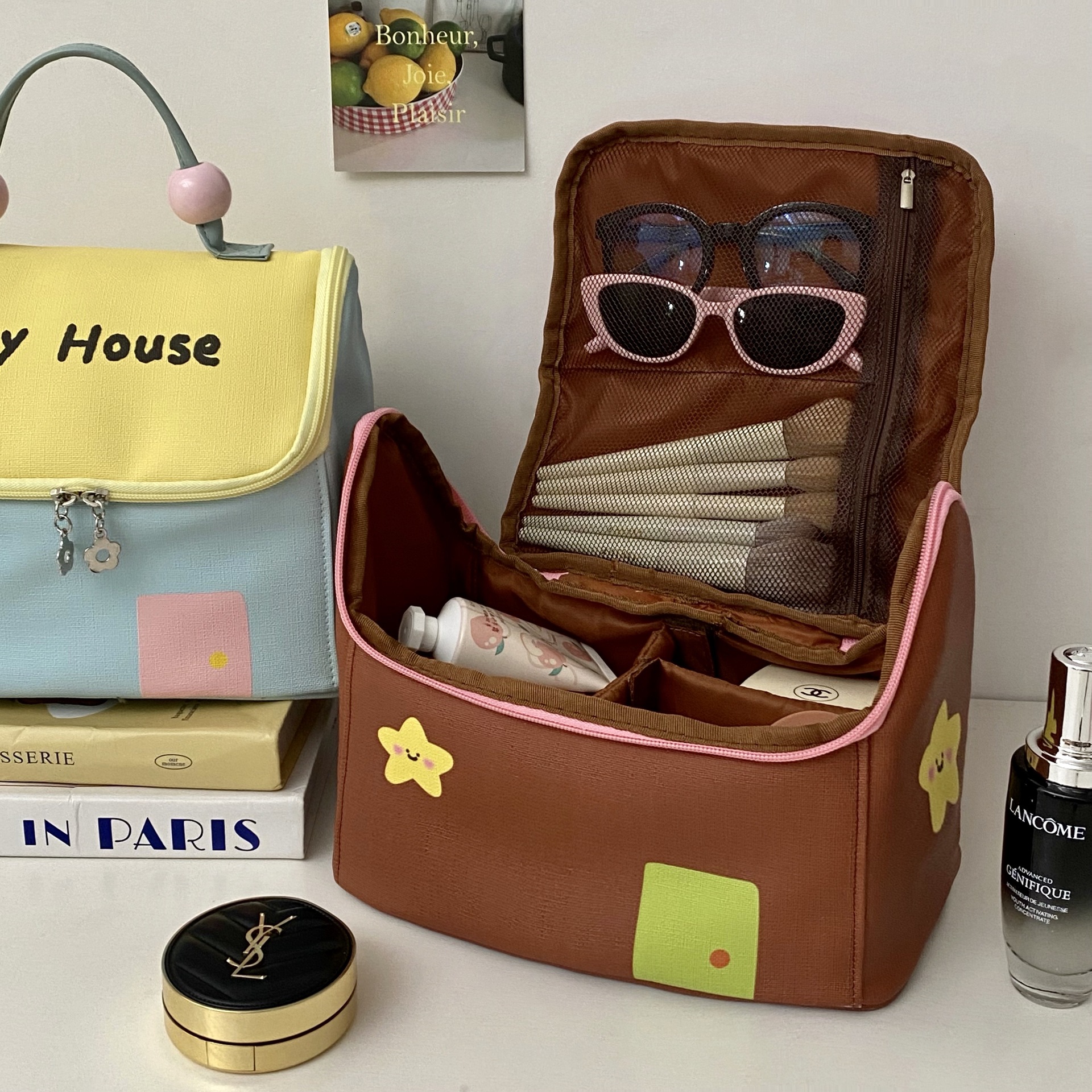 Jollyhouse Makeup Bag, a small house for women, a cosmetics storage bag, a portable large-capacity hand-held toiletry bag with compartments Application Scenario