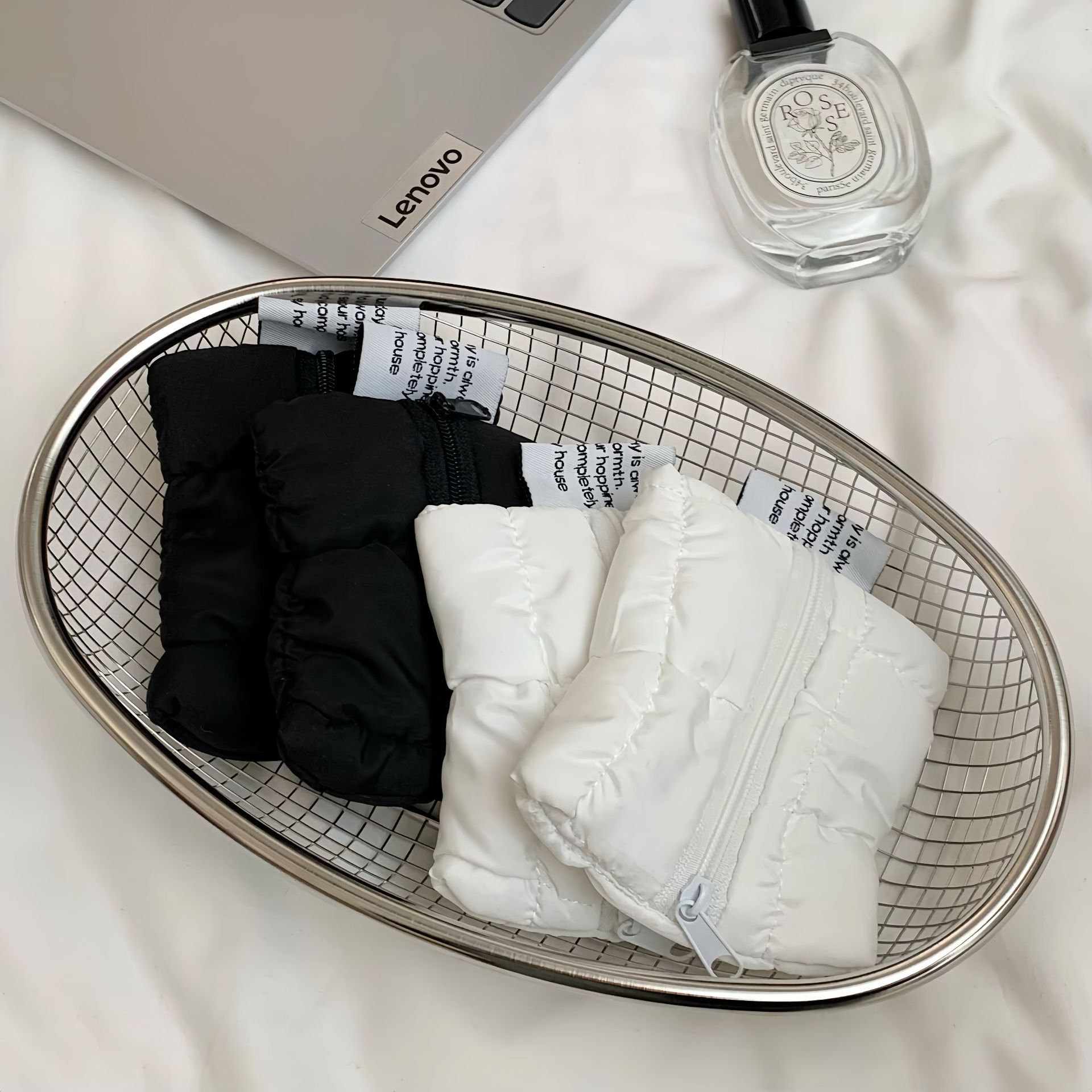 The ins Cloud coin purse has a high appearance level, a cute mini card bag that can be used to hang small items, a storage bag, a hand-held bag, and a coin purse Application Scenario