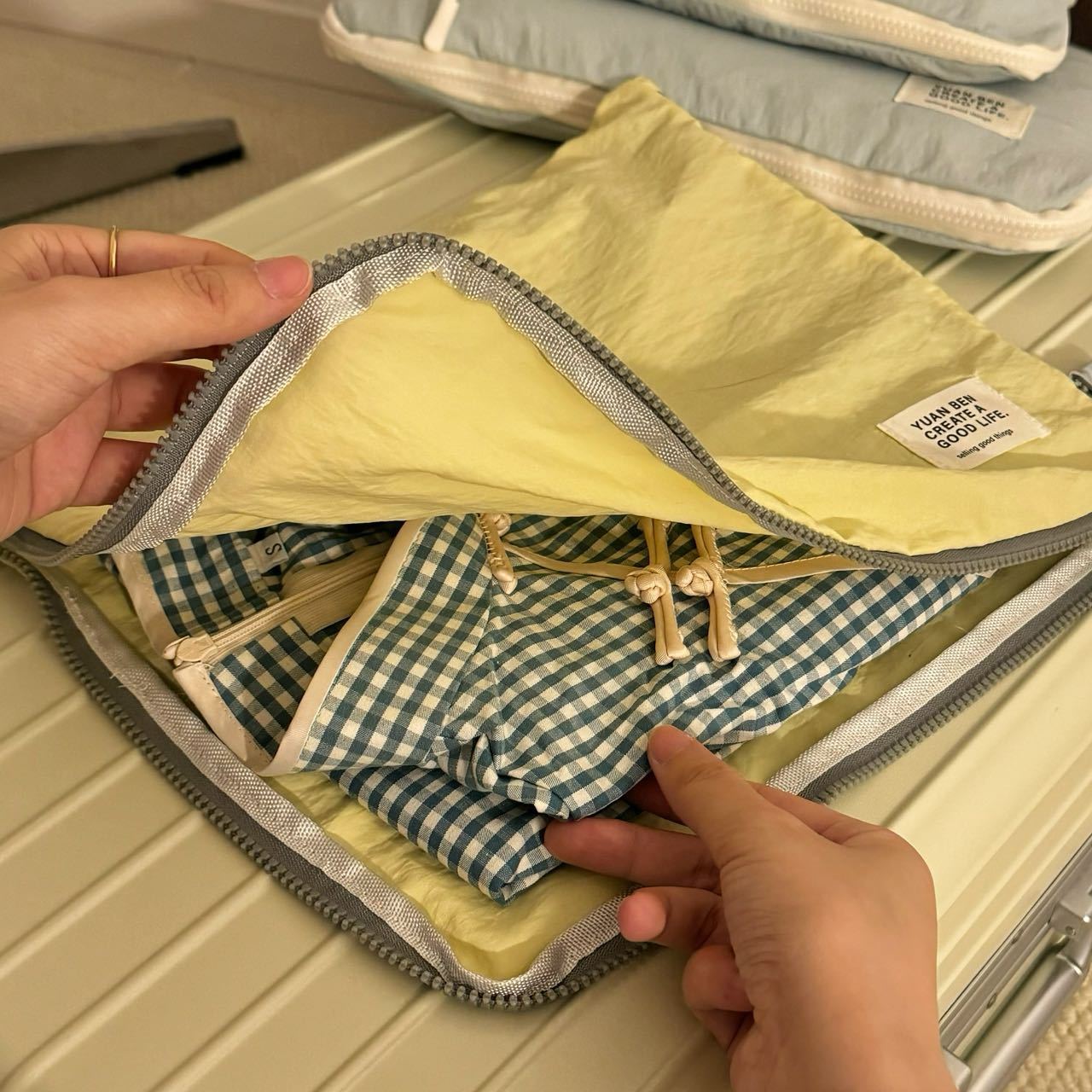Simple and lightweight travel storage bag, waterproof suitcase organizing bag, clothing and underwear storage bag, clothes sorting bag Application Scenario