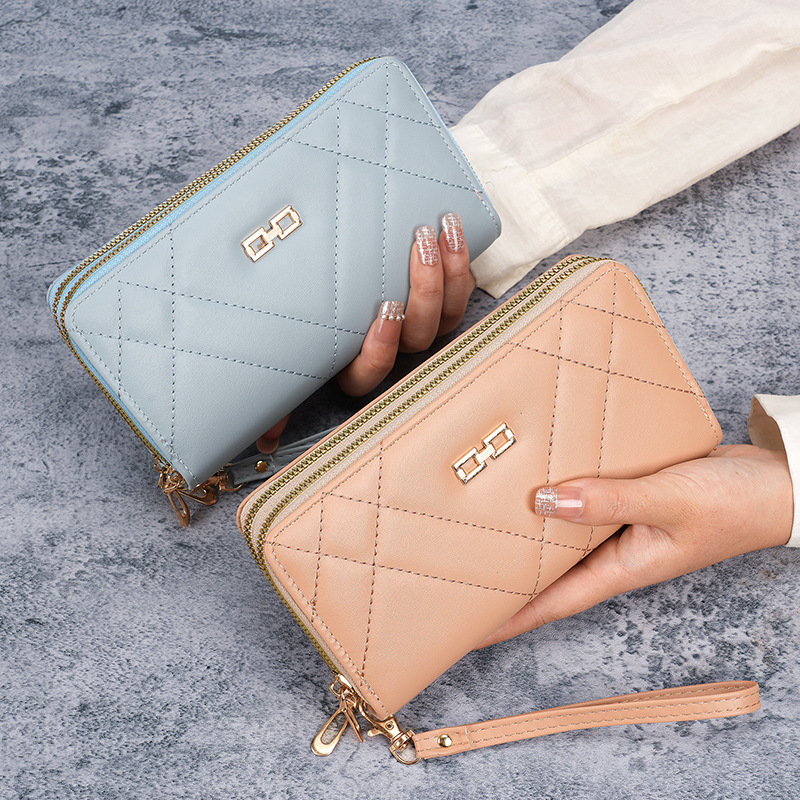 The new women's wallet clutch is fashionable and fresh. It has a large capacity and is a best-selling cross-border mobile coin purse with a diamond-shaped grid Application Scenario