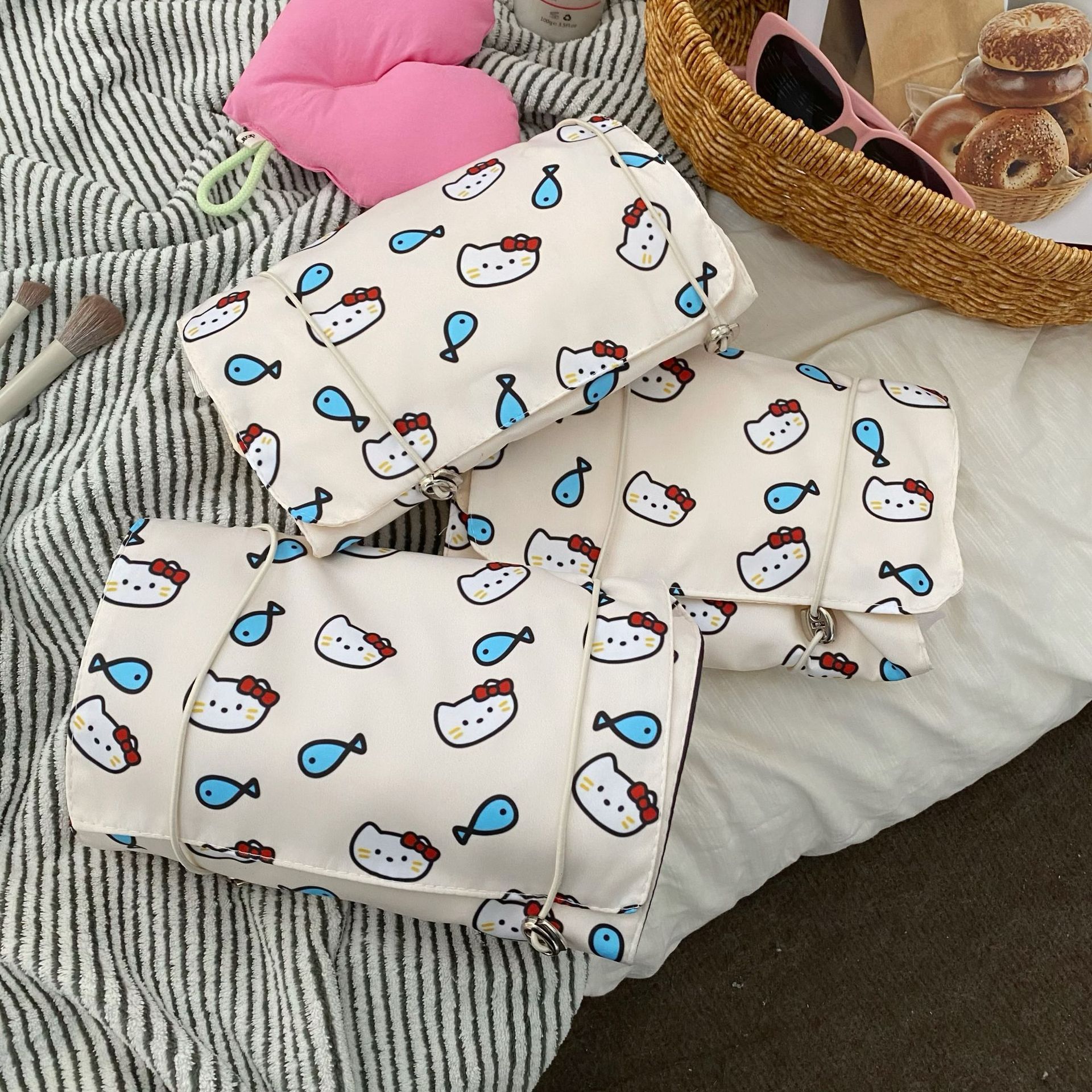 Girlish heart cat eating fish makeup bag, portable four-in-one detachable travel toiletry bag for women, large-capacity storage bag details Picture