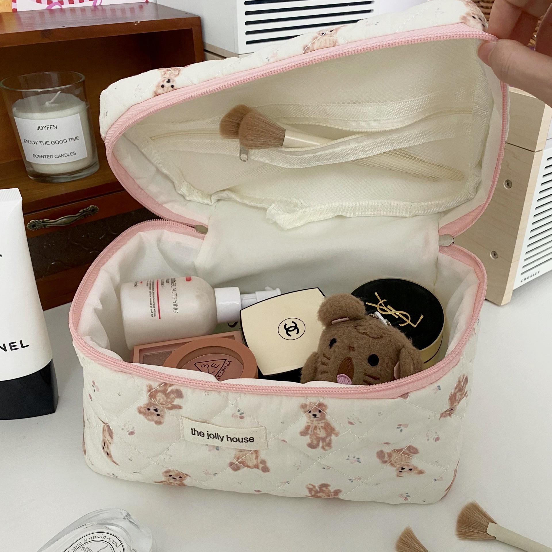 Cross-border pink bear makeup bag, women's portable large-capacity hand-held toiletry bag, cosmetics and skin care products storage bag Application Scenario