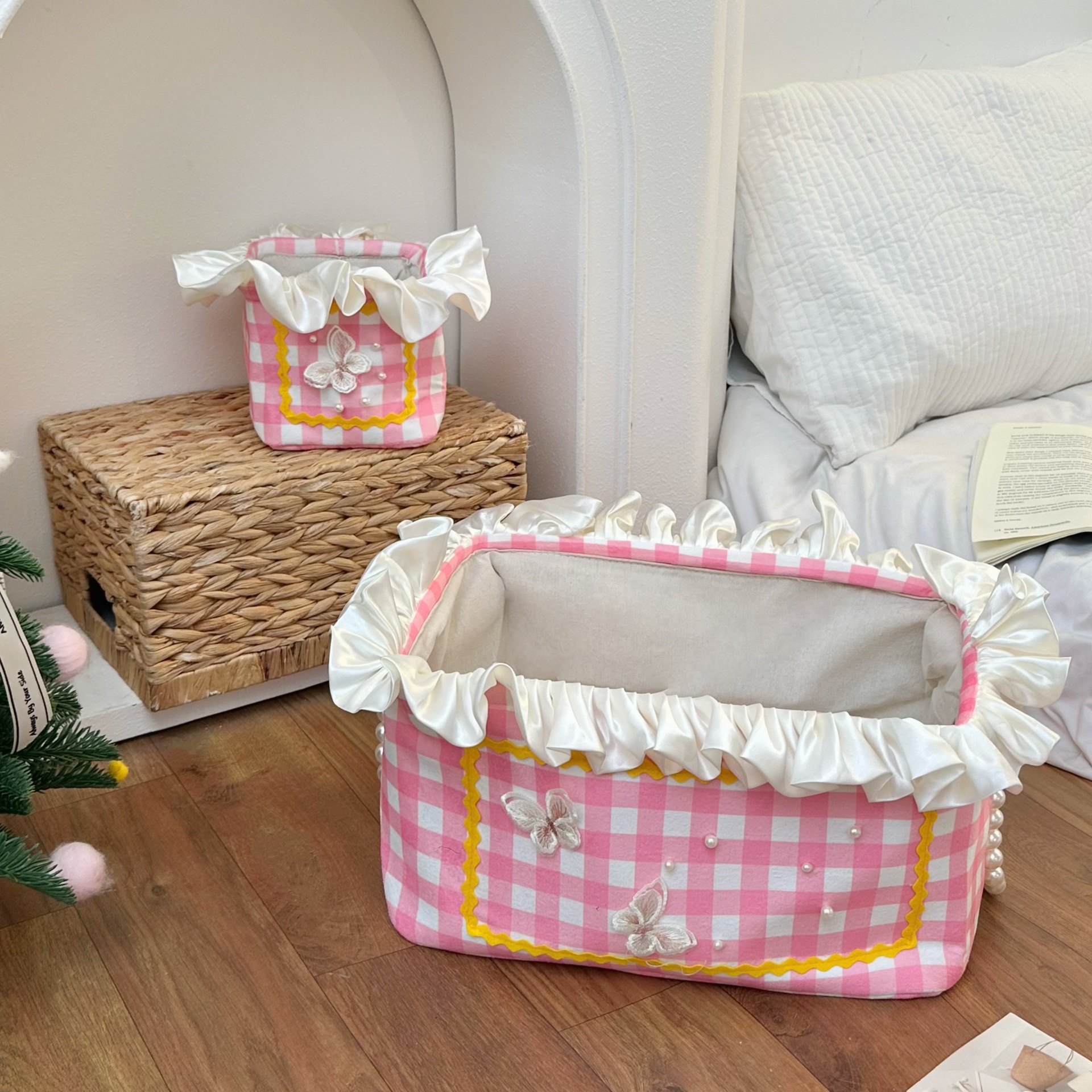 Girlish heart desktop storage basket, princess-style lace checkered storage basket, multi-functional miscellaneous storage basket, storage basket Application Scenario
