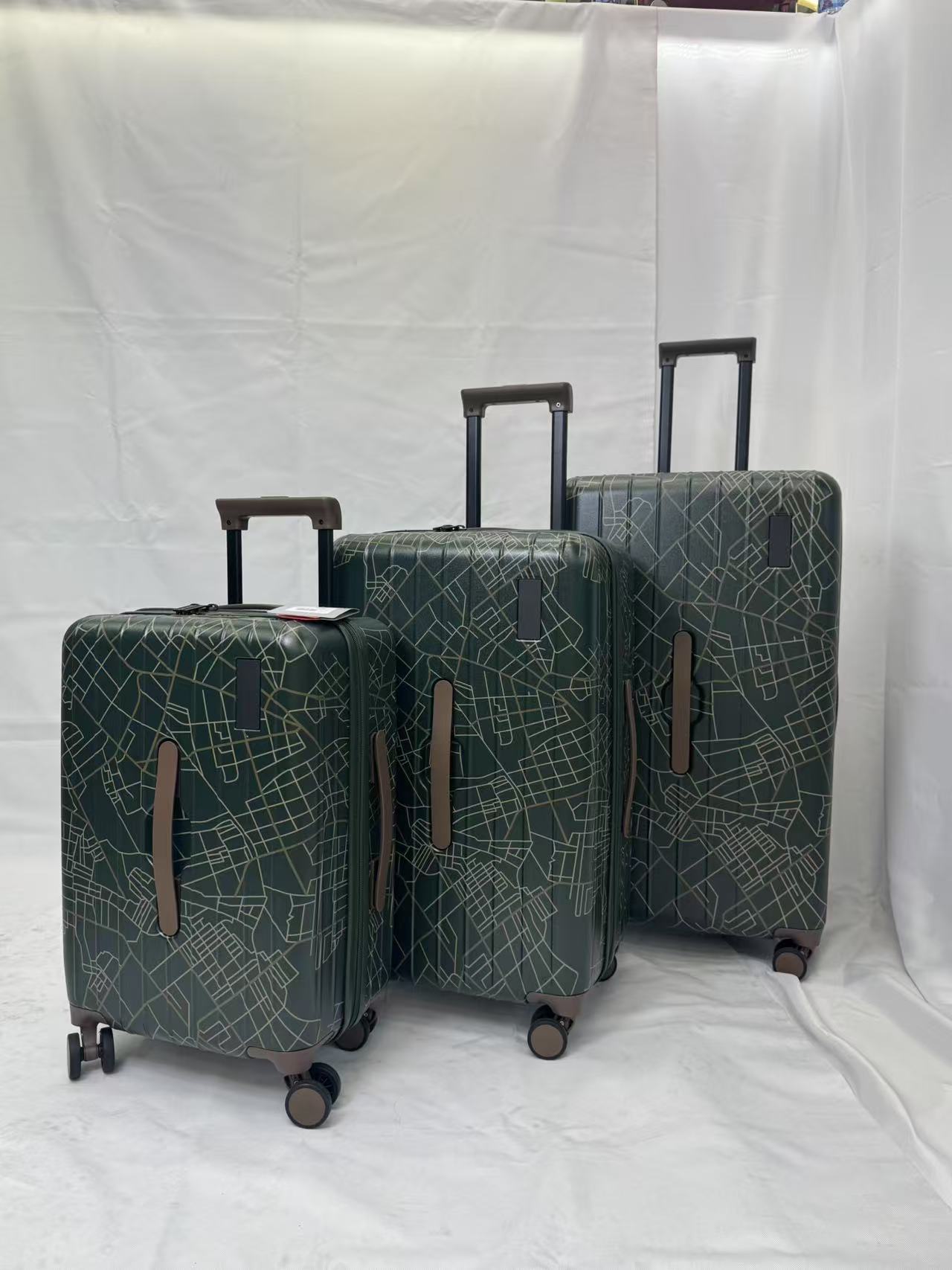 The PC suitcase features a fashionable appearance and lightweight design, making it a must-have for travel Specification image