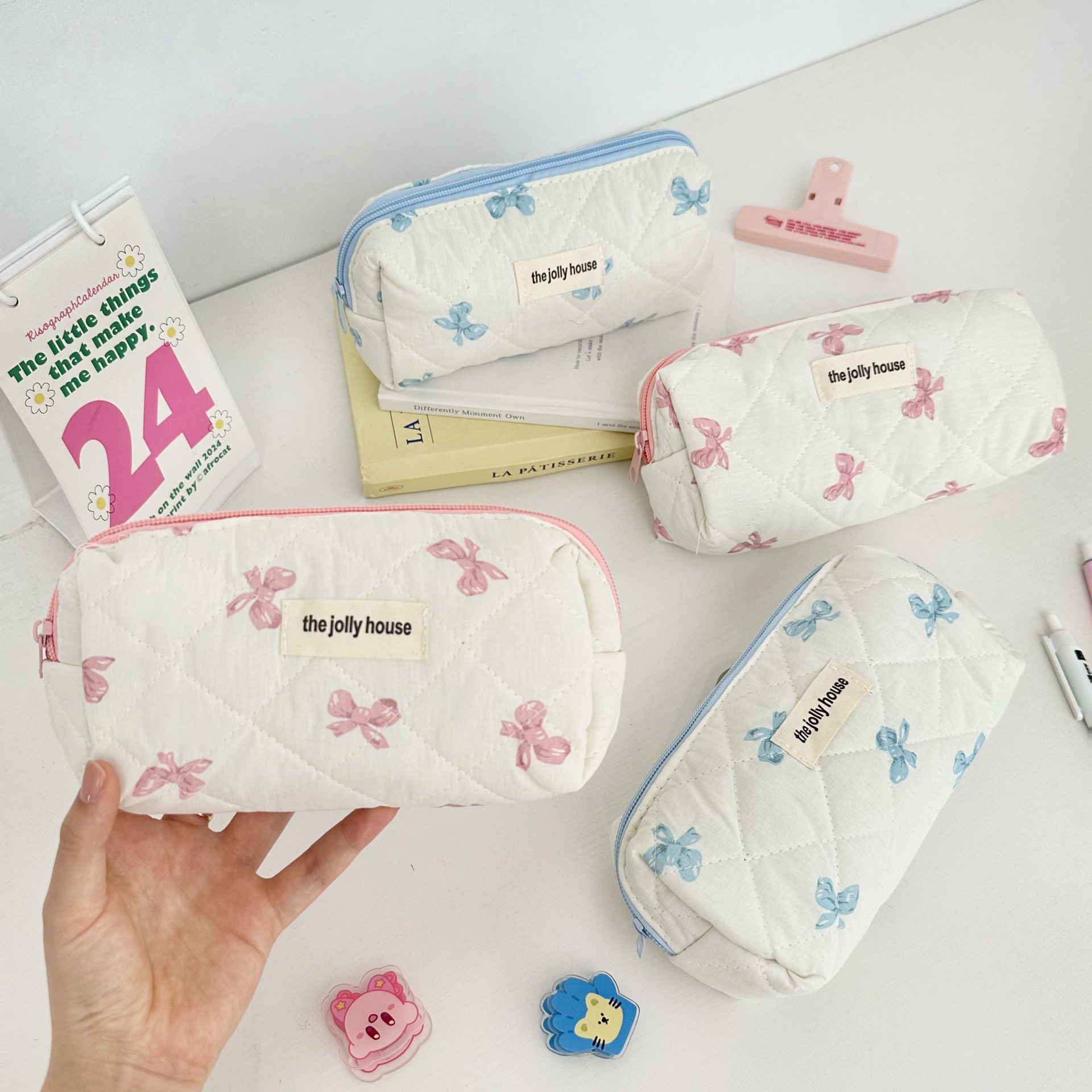 Korean version high appearance level bow makeup bag for girls, cream-colored portable business trip makeup brush and cosmetics storage bag Specification drawing