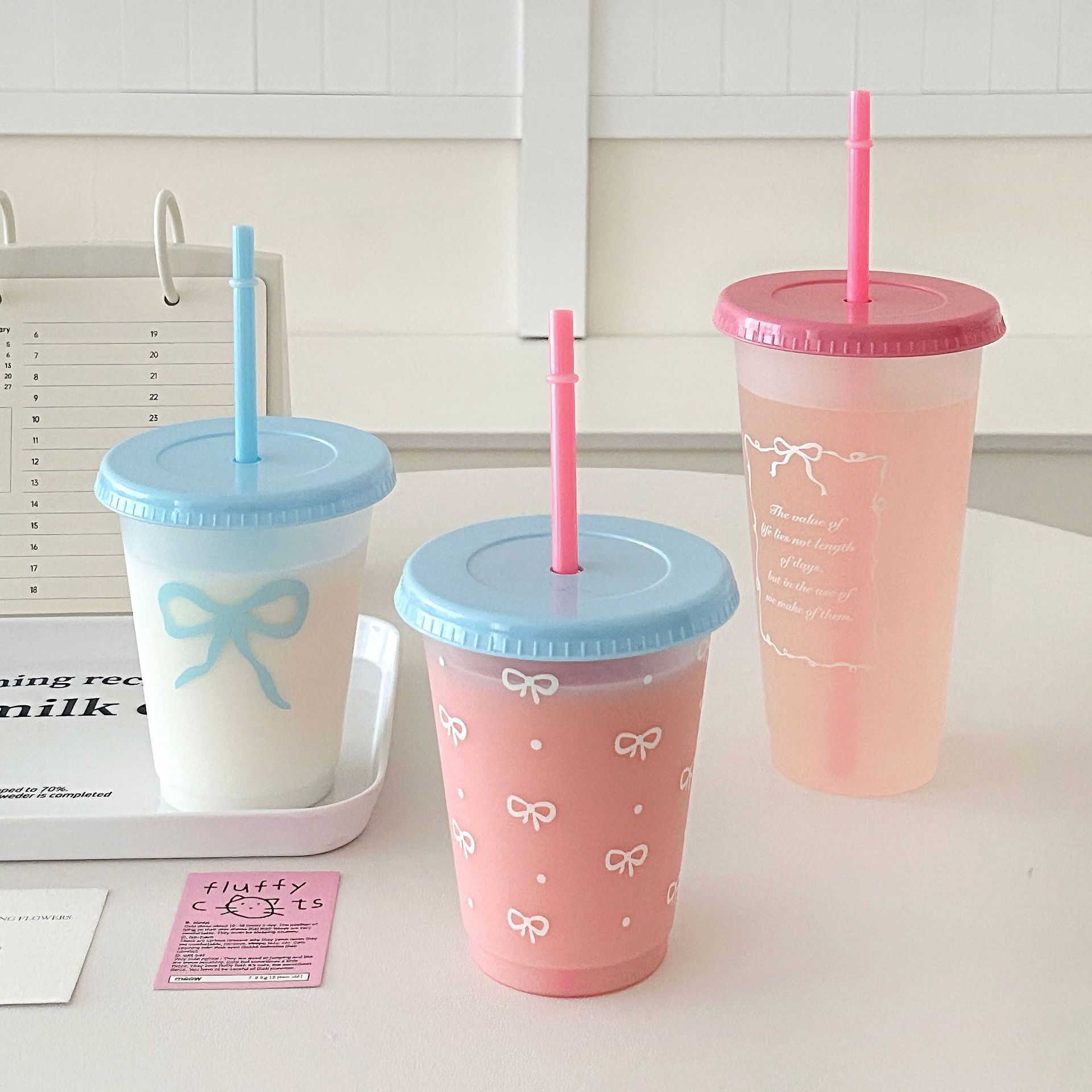 Summer girl's heart plastic straw cup, large-capacity portable home travel milk tea cup, cold drink cup, casual cup, water cup Application Scenario