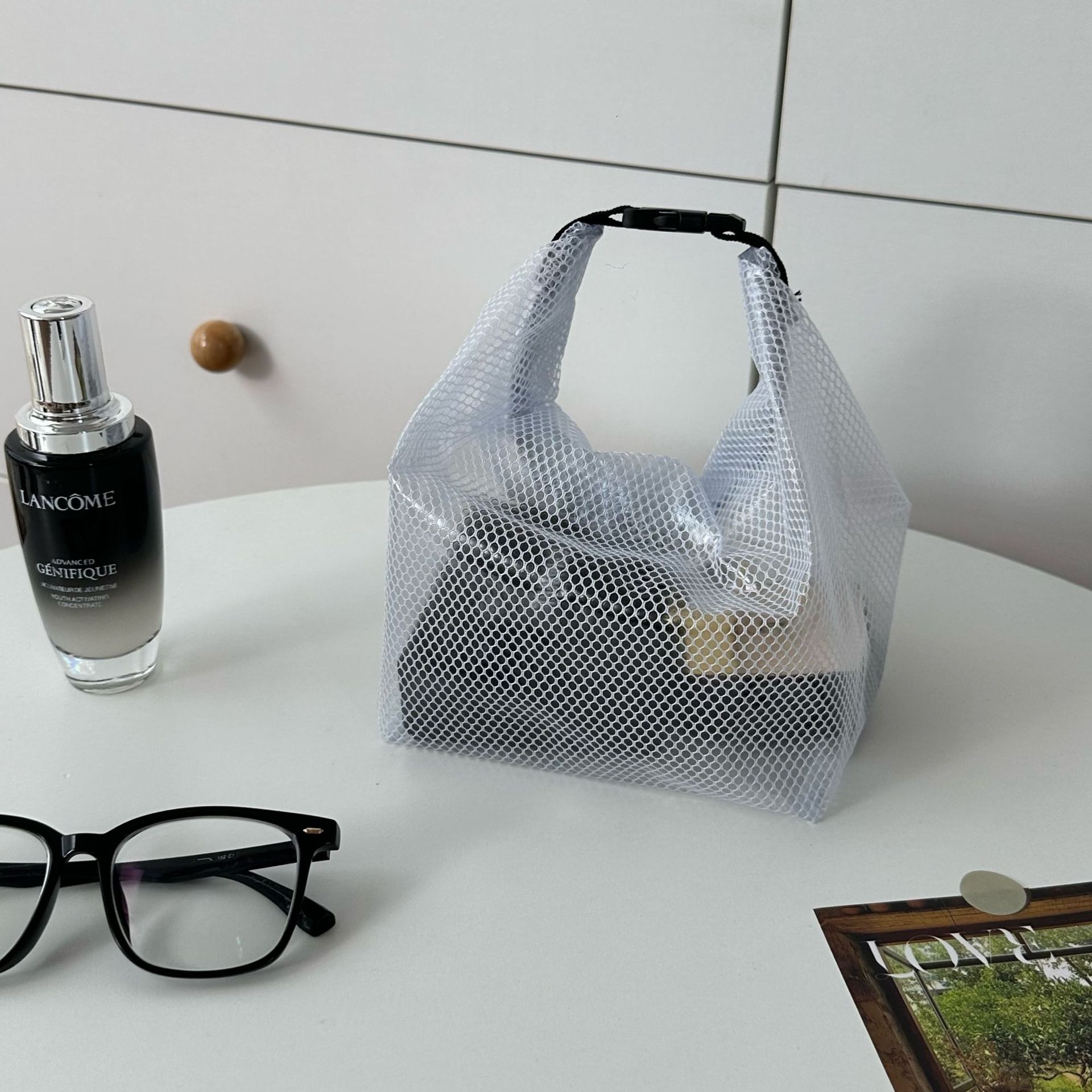 Travel minimalist toiletry bag with large capacity, portable and high-end feel, a 2025 new style cosmetics toiletry bag and storage bag Application Scenario