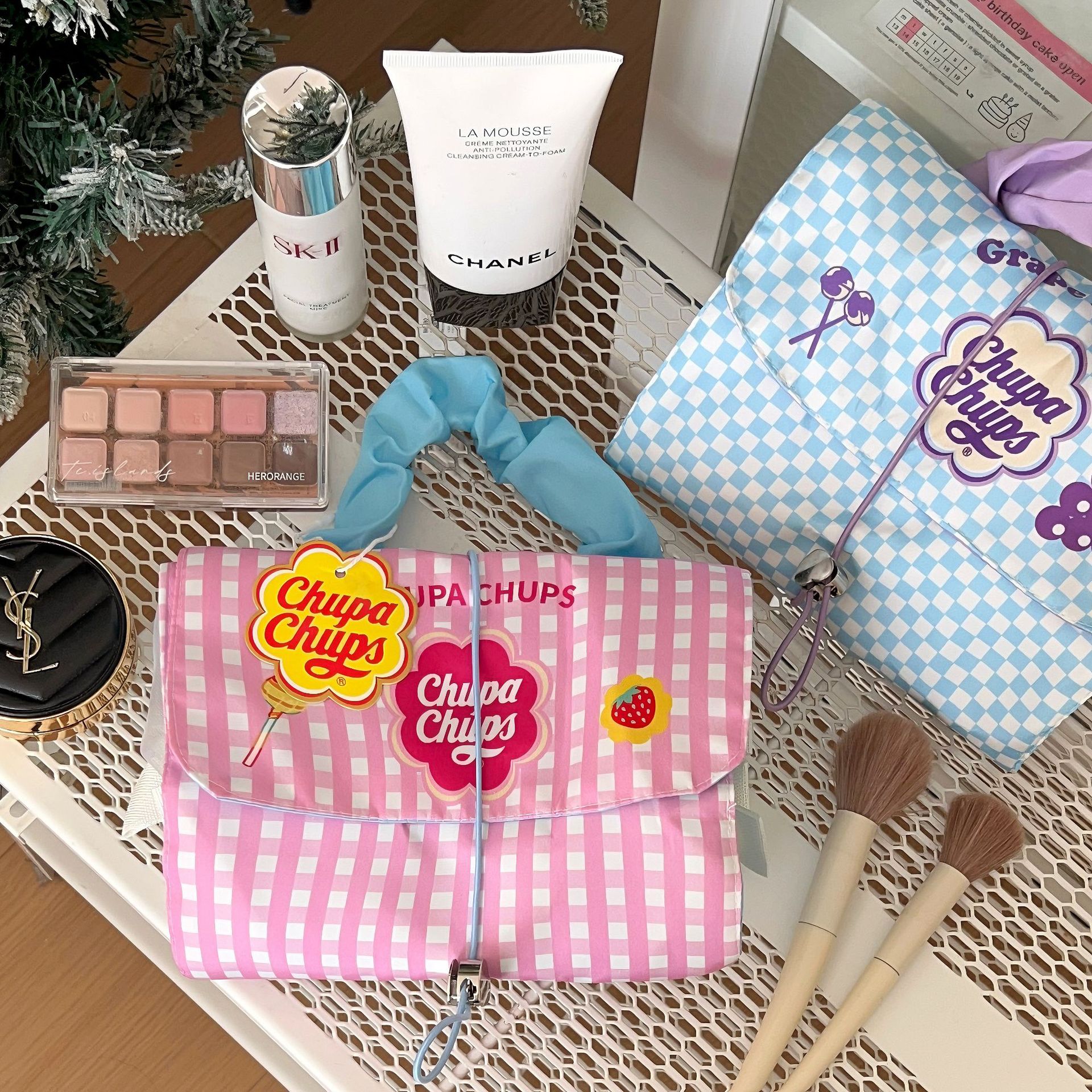 Treasure Pearl detachable makeup bag for women, three-in-one portable folding storage bag, a niche and high-end handbag for women Application Scenario