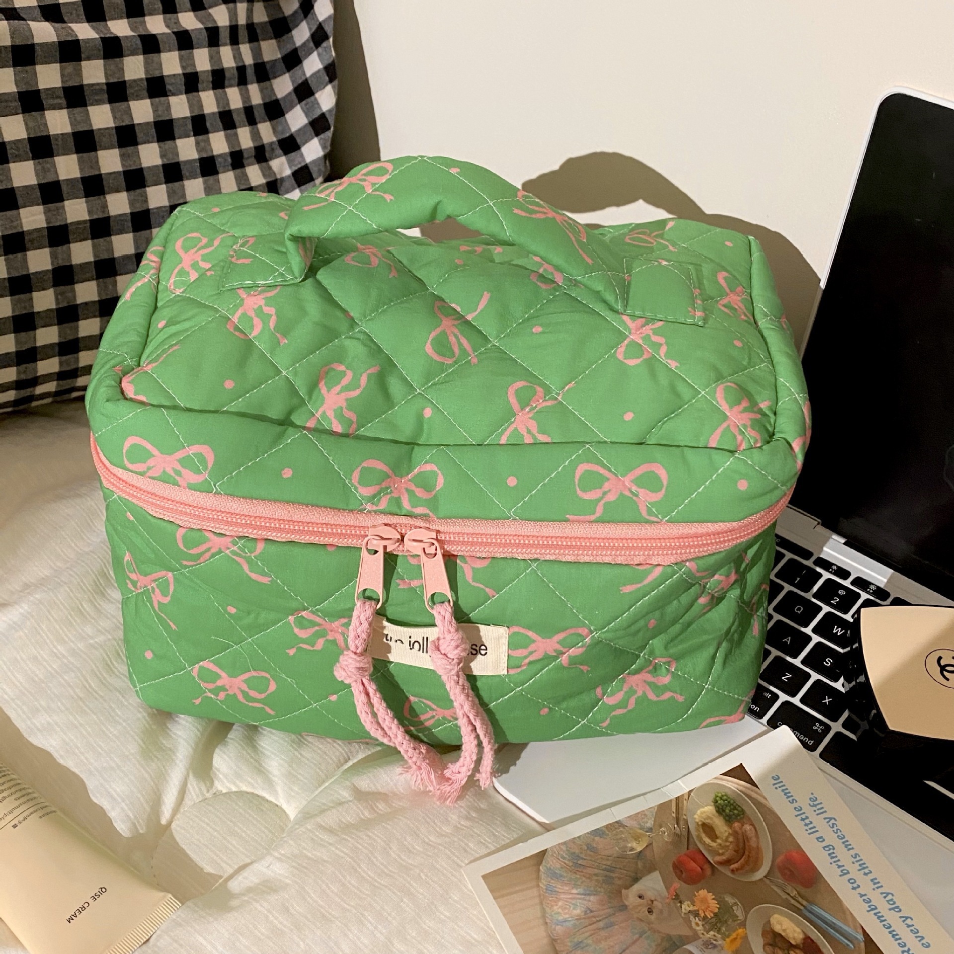 New 2024 style! Color-blocking bow makeup bag, large-capacity portable student travel toiletries bag and storage bag Item Picture