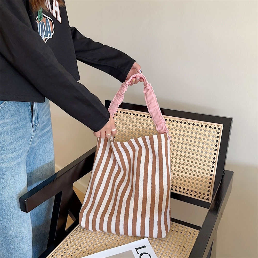 38171 Summer fresh and simple single-shoulder canvas bag, new color contrast striped large-capacity pleated shoulder strap tote bag Application Scenario