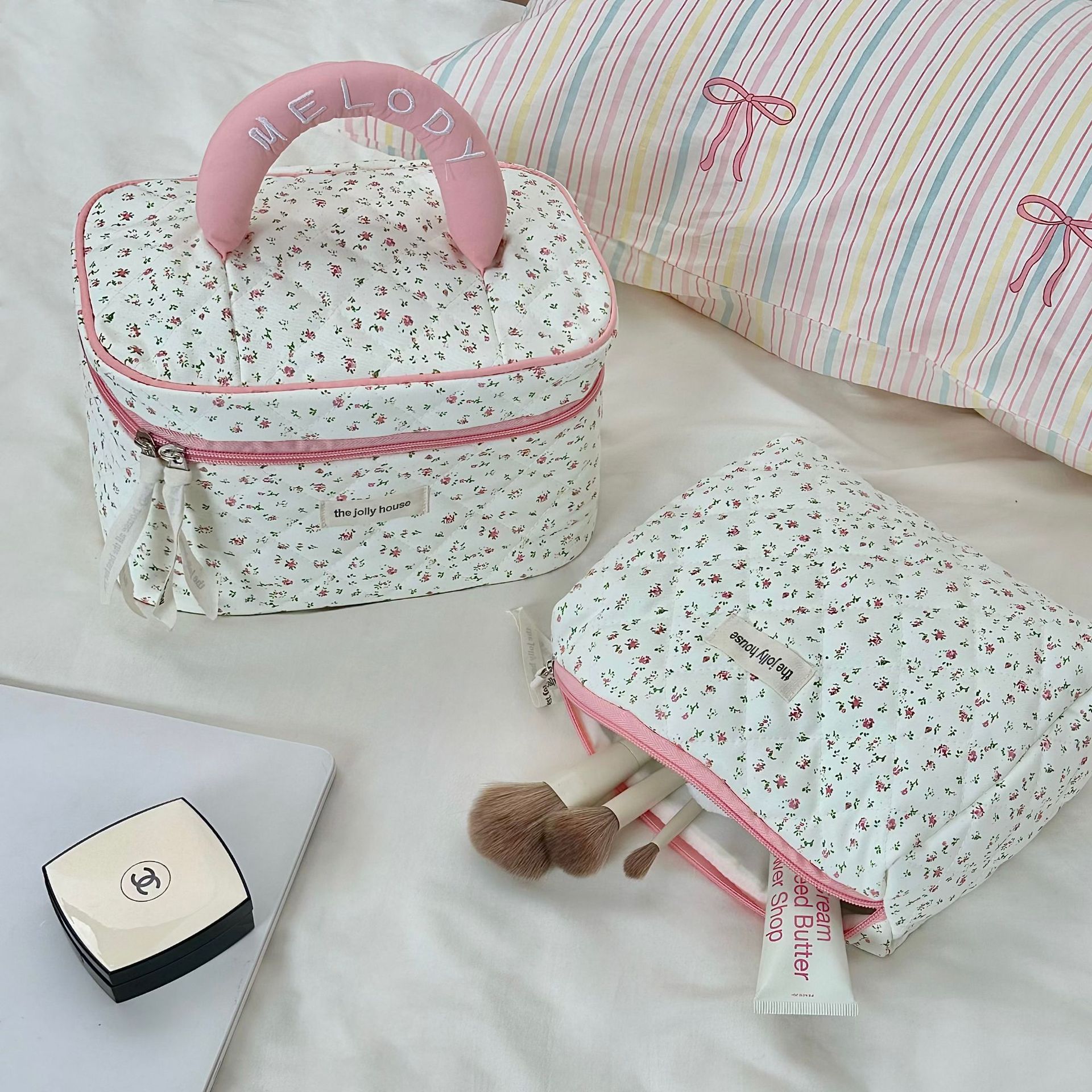 Pink and green floral makeup bag, summer fresh and clean large-capacity hand-held toiletry bag, portable skin care product storage bag for going out details Picture
