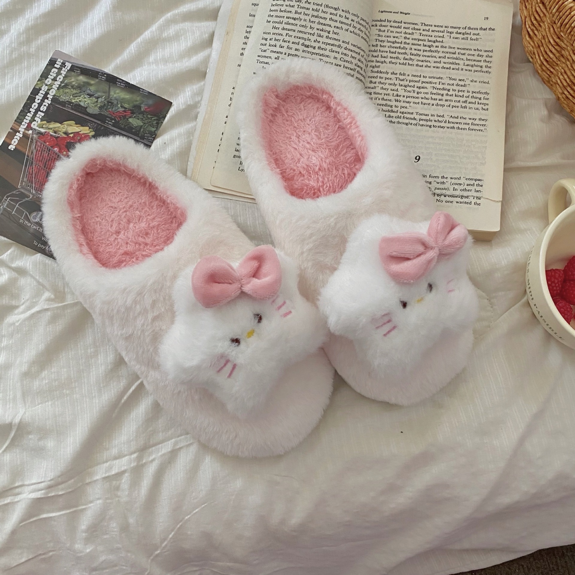 Five-pointed star cat slippers, original design, warm and comfortable in winter, home flat toe slippers, bathroom anti-slip for women Item Picture