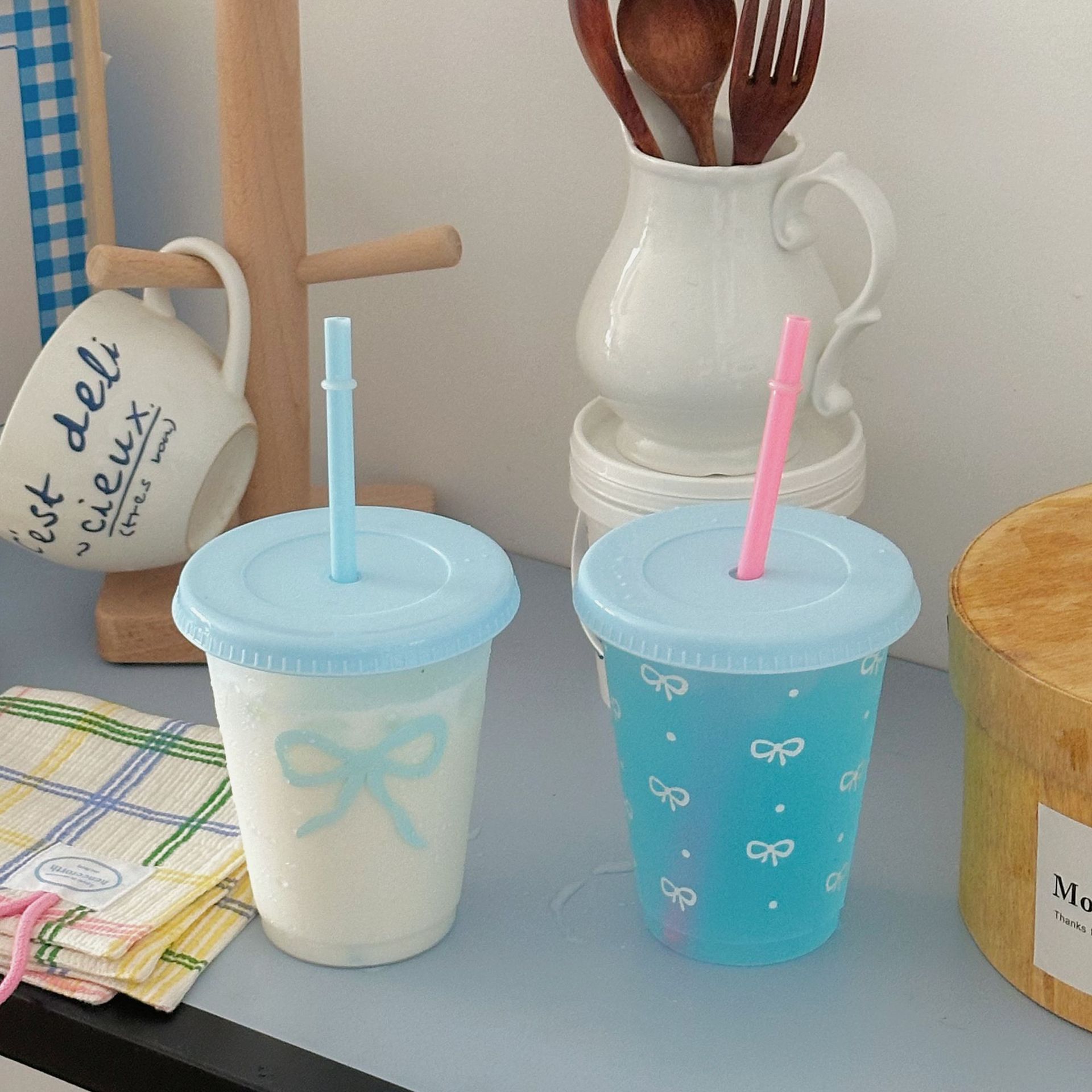 A niche summer plastic straw cup for women, large-capacity household drinking water, homemade milk tea cold drink cup, design sense water cup Specification drawing